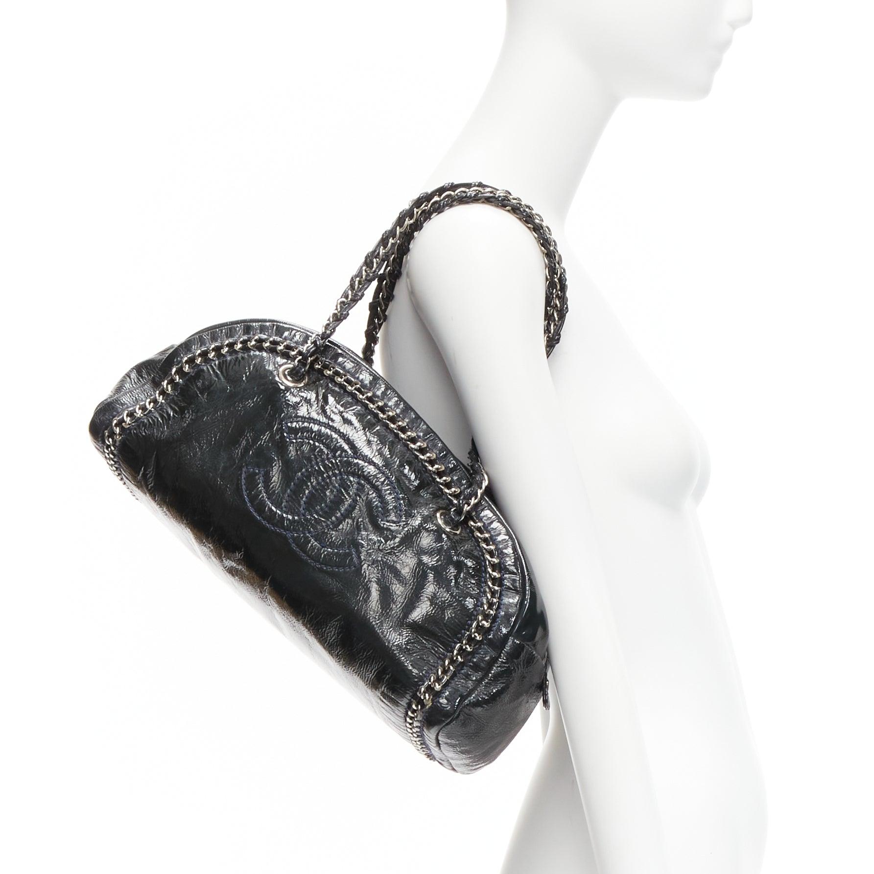 CHANEL Ligne Bowler dark green patent leather CC woven chain satchel bag
Reference: TGAS/D00768
Brand: Chanel
Designer: Karl Lagerfeld
Model: Ligne Bowler
Material: Patent Leather, Metal
Color: Green, Navy
Pattern: Solid
Closure: Zip
Lining: Silver