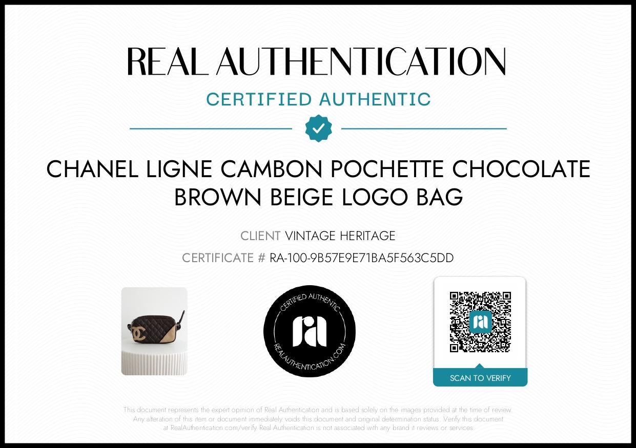 Bolso Chanel Cambon Ligne de piel acolchada marrón oscuro con logotipo CC beige y detalle en las esquinas. Tiene una correa de piel anudada, cierre de cremallera con el logotipo y un bolsillo en la parte trasera.
De la colección Cambon 2004, este