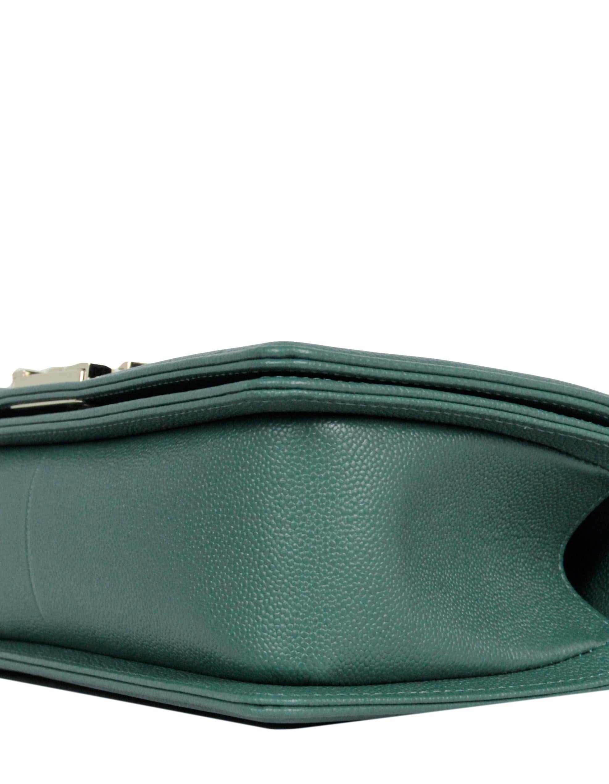 Chanel WIE NEU 2021 Grün Kaviar Leder Medium Boy Klappentasche mit Etikett Damen