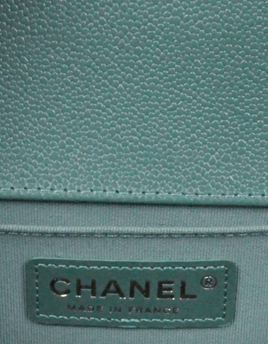 Chanel WIE NEU 2021 Grün Kaviar Leder Medium Boy Klappentasche mit Etikett 2