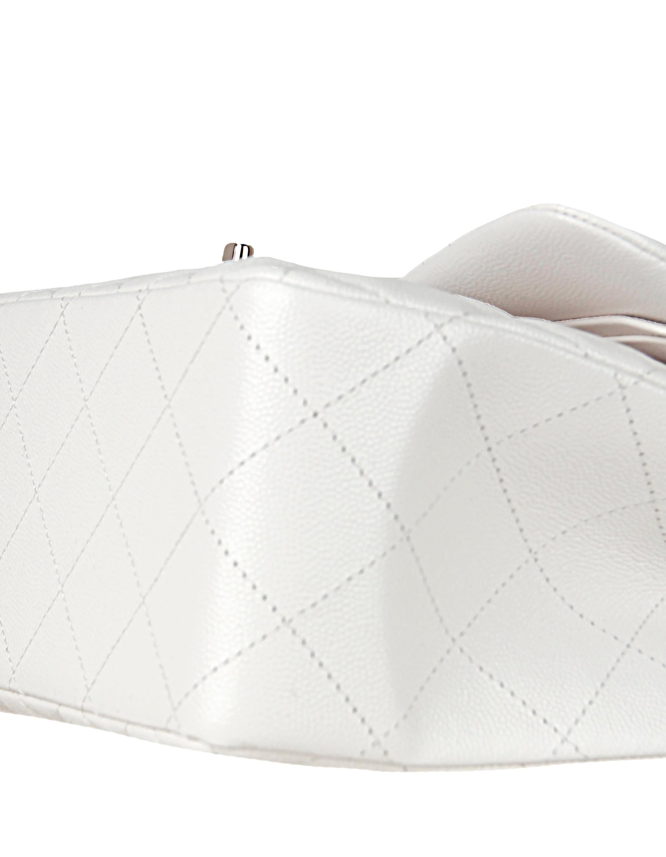 Chanel Klassische Jumbo-Tasche mit doppelter Klappe aus gestepptem weißem Kaviarleder, NEU (Grau) im Angebot