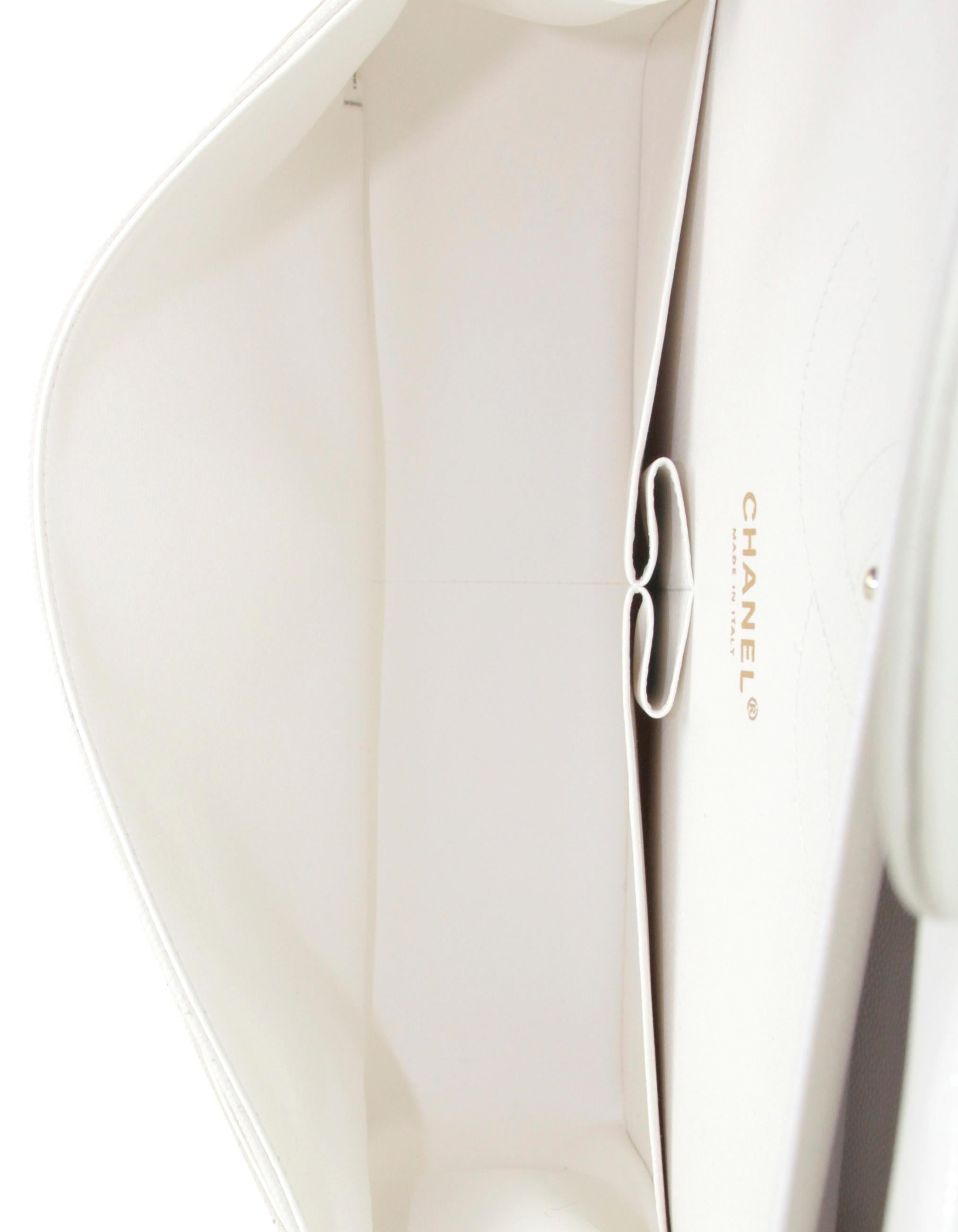 Chanel Klassische Jumbo-Tasche mit doppelter Klappe aus gestepptem weißem Kaviarleder, NEU im Zustand „Neu“ im Angebot in New York, NY