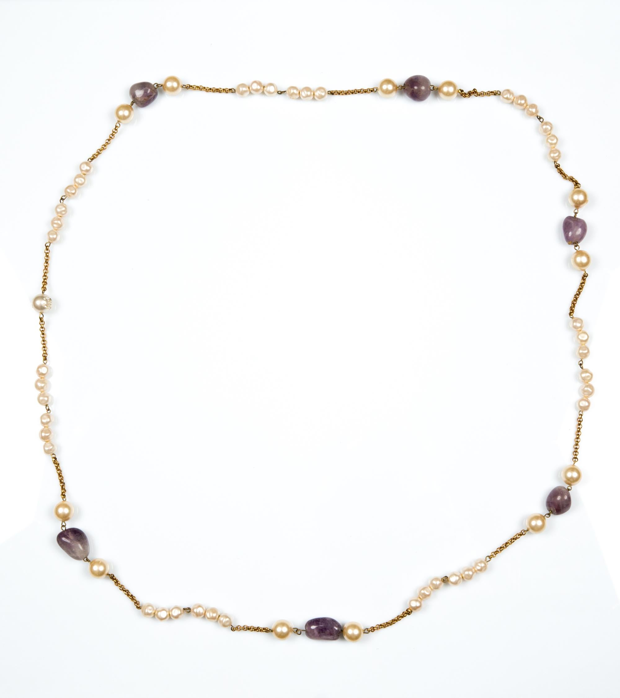 Chanel Collar Sautoir Lila y Faux Pearls en Bueno estado para la venta en Paris, FR