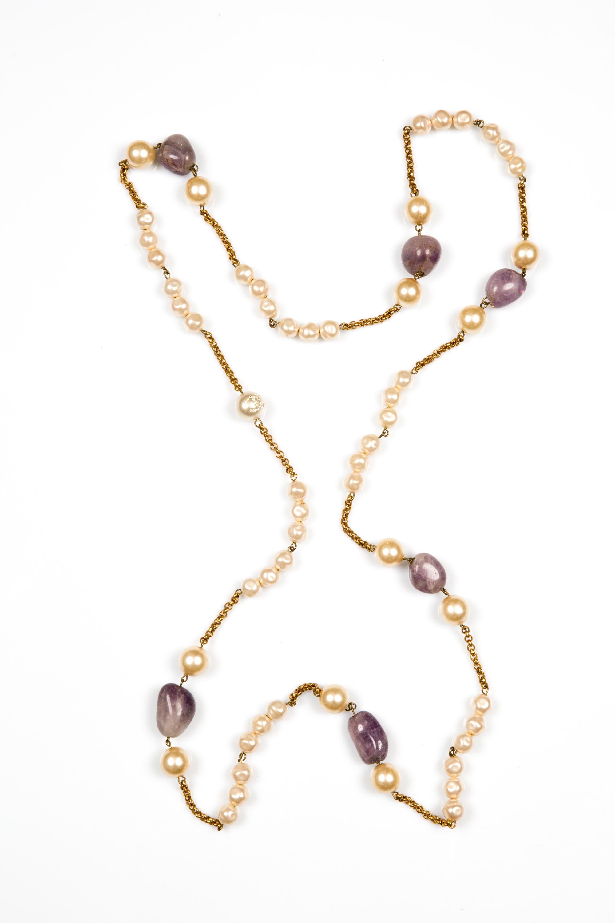 De las mujeres Chanel Collar Sautoir Lila y Faux Pearls en venta