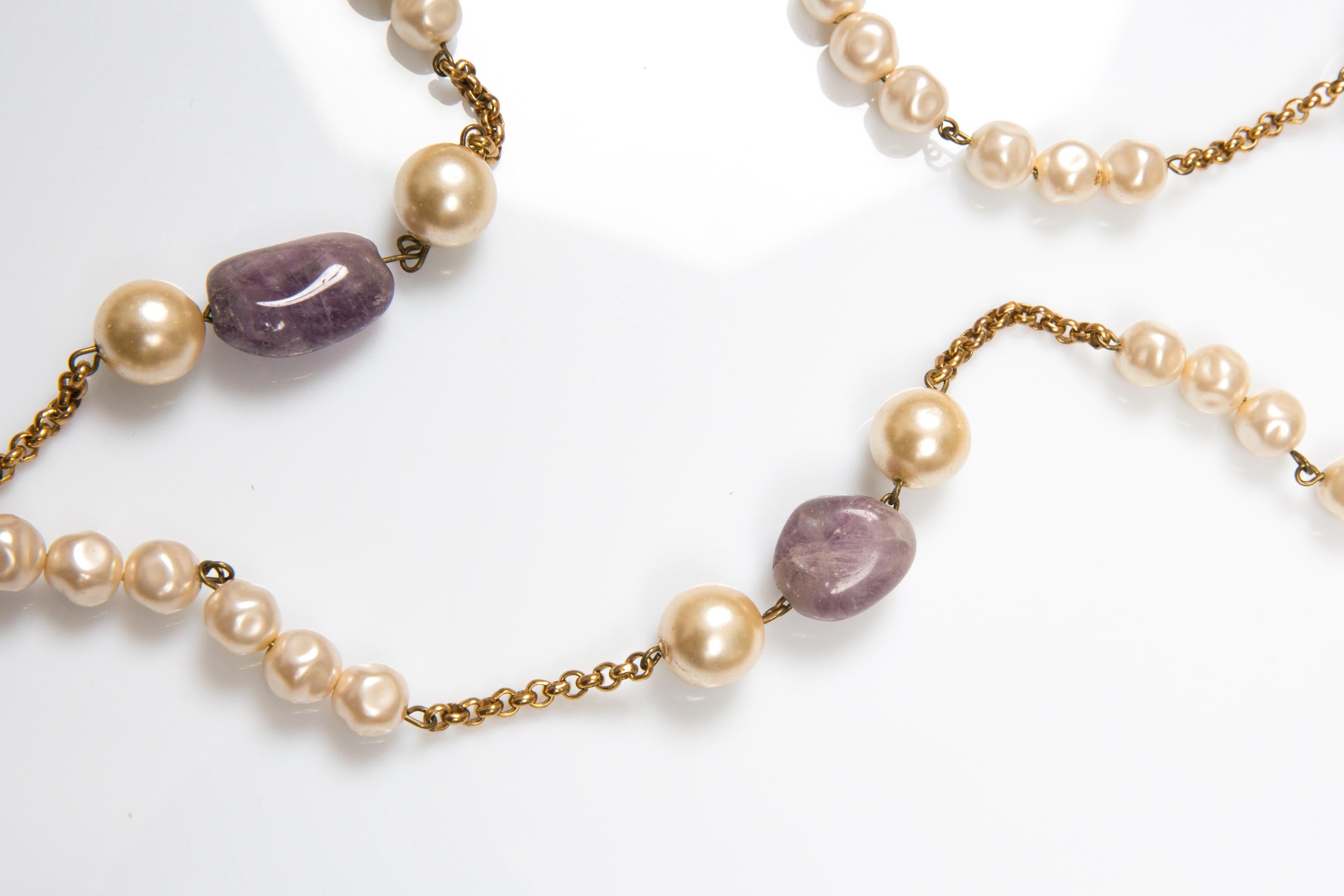 Chanel Collar Sautoir Lila y Faux Pearls en venta 1