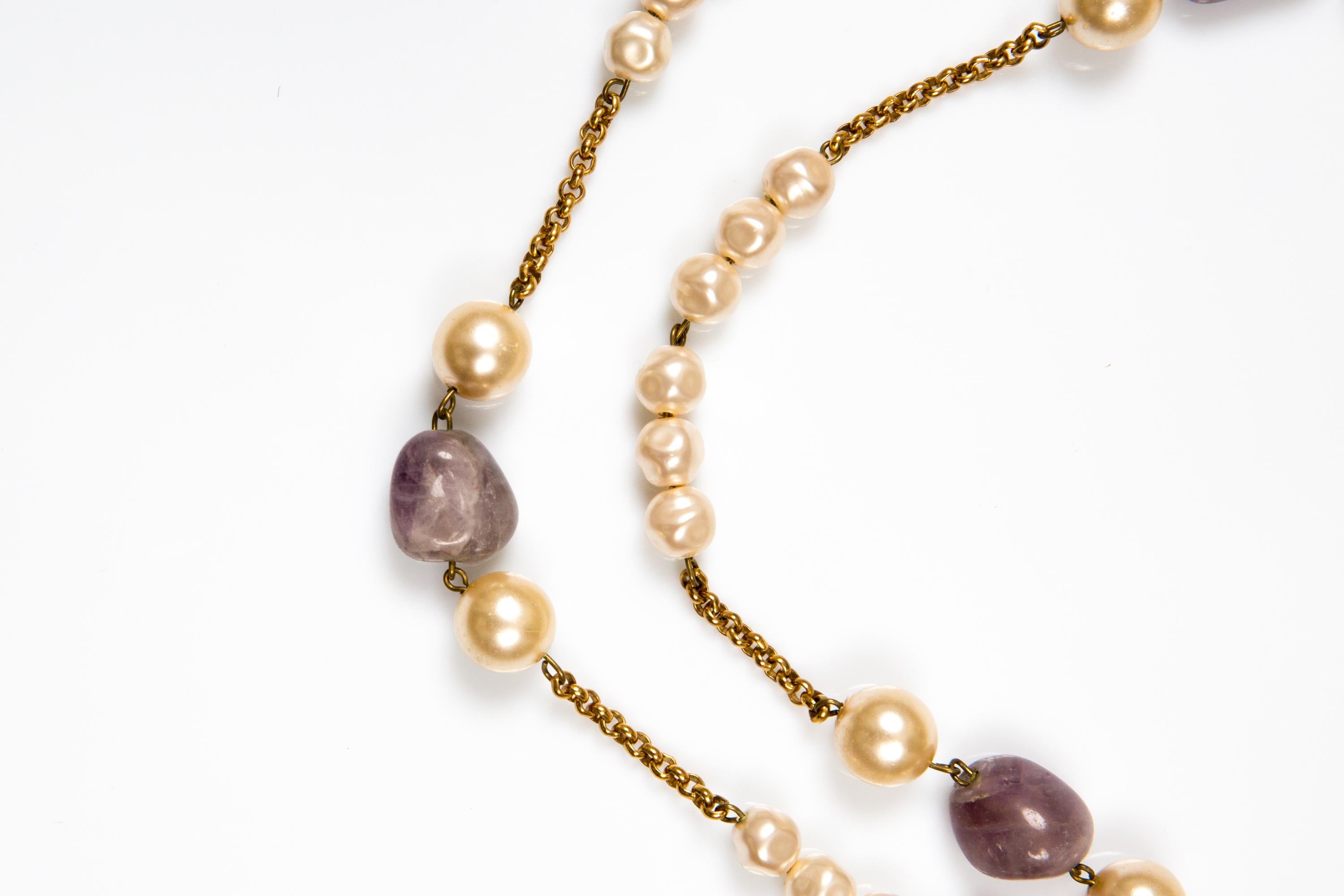 Chanel Collar Sautoir Lila y Faux Pearls en venta 3