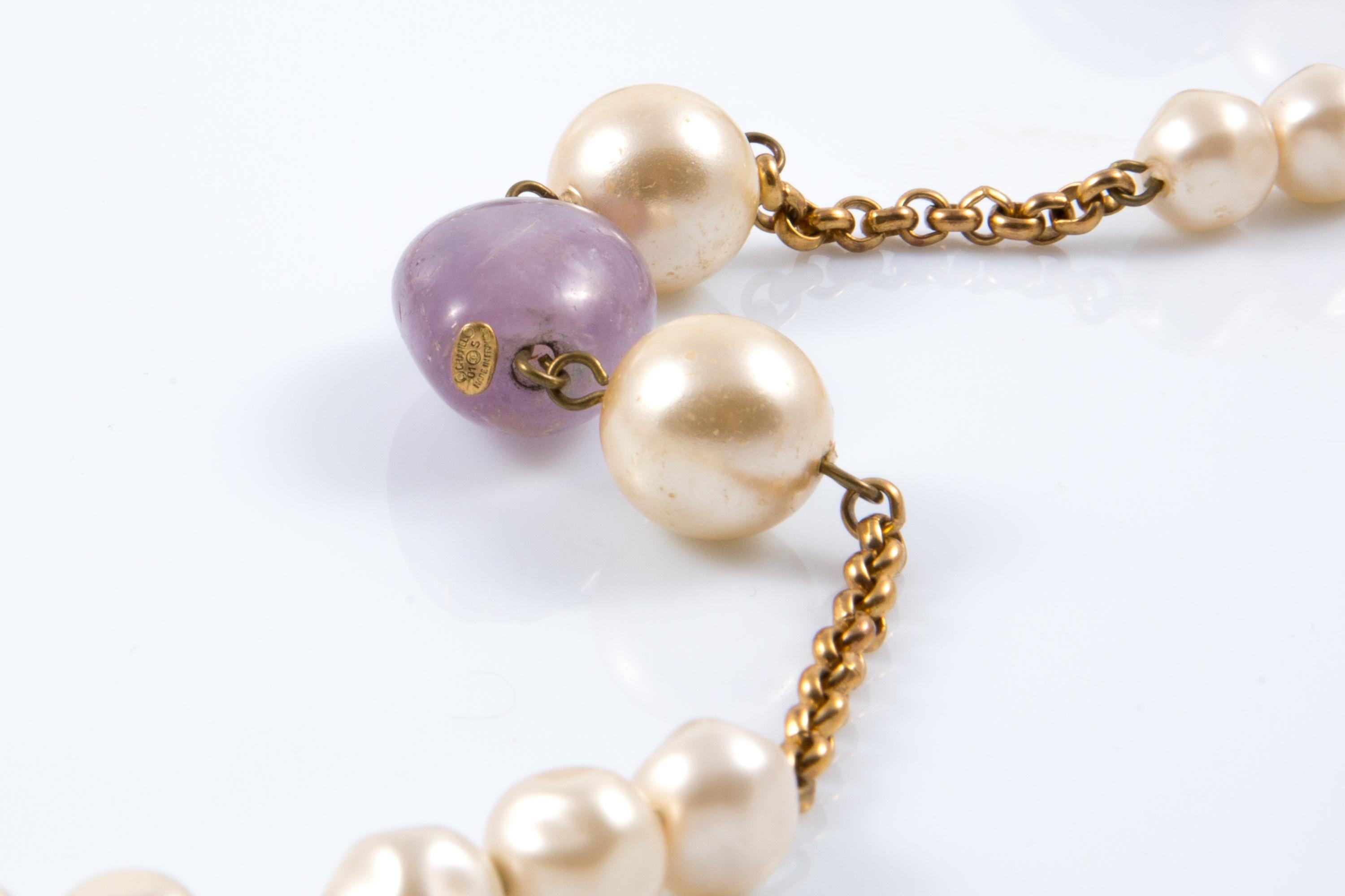 Chanel Collar Sautoir Lila y Faux Pearls en venta 5