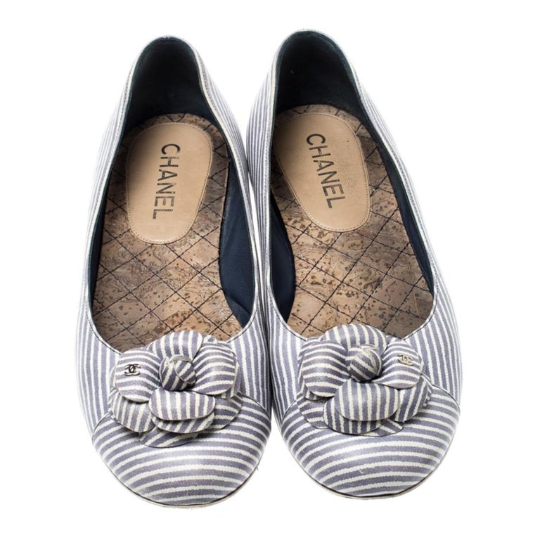 CHANEL 26S SLINGBACK FLATS IN WHITE CALFSKIN CAMELLIA PEARL