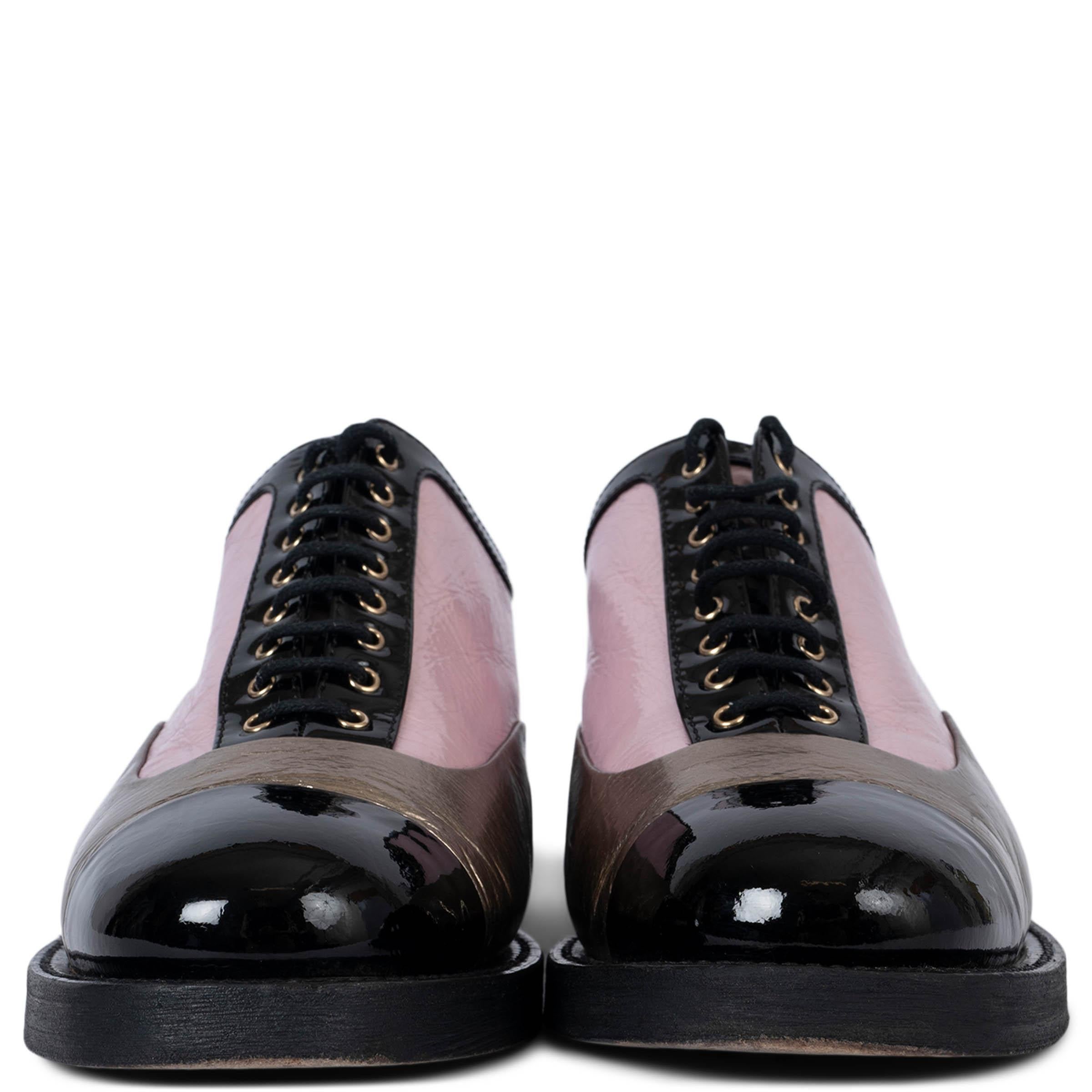 Chaussures oxford à lacets tricolores 100% authentiques de Chanel en vernis noir et cuir froissé lilas et bronze. Palette métallique du logo CC sur le talon. Ils ont été portés et sont en excellent état. 

Collection de croisières à Cuba