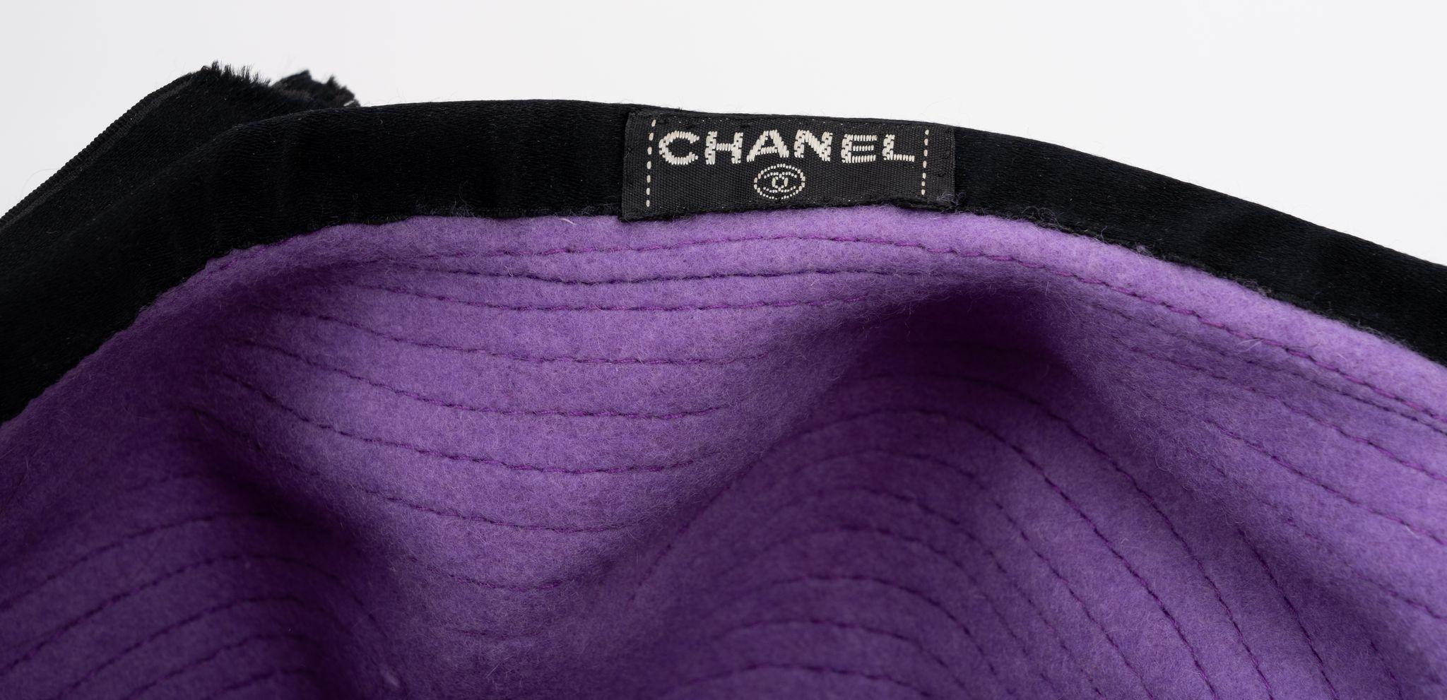 Chanel Flieder & Schwarze Wollmütze im Angebot 1
