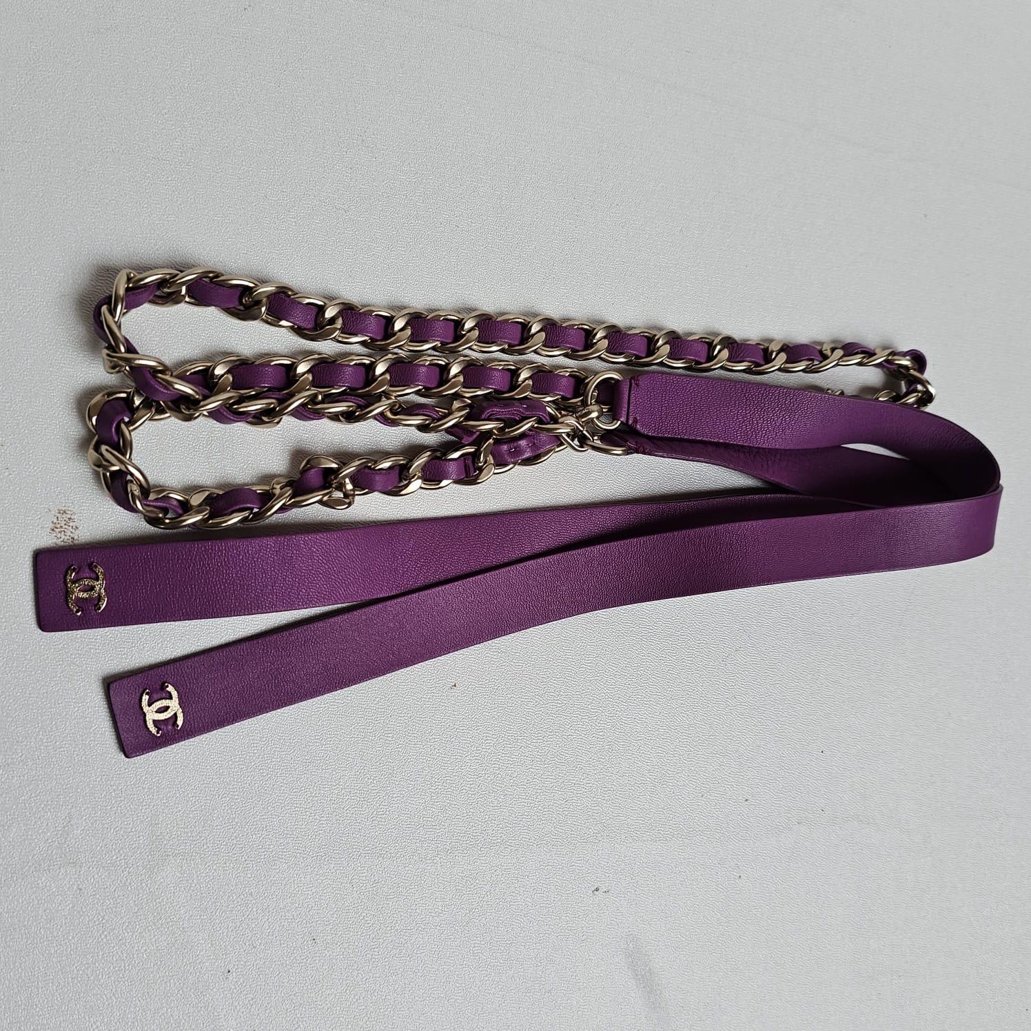 Magnifique ceinture en chaîne de couleur violette. Quincaillerie en or clair. D'une collection récente. Dans l'ensemble en très léger état d'usure, avec de très légères éraflures sur le cuir. La longueur est de 85 cm. Livré avec un sac à poussière.