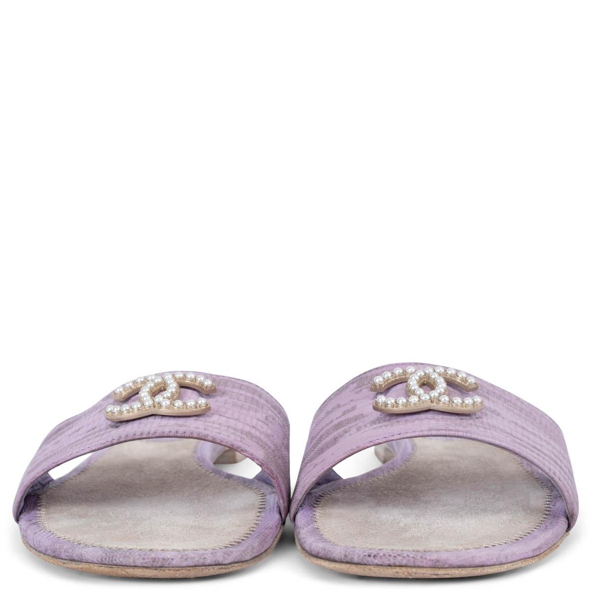 Sandales à glissière 100% authentiques de Chanel en lézard lilas. Le logo CC est orné de perles et les semelles sont en daim gris. Ils ont été portés et sont en excellent état. 

Mesures
Modèle	13C G28942
Taille imprimée	38
Taille des
