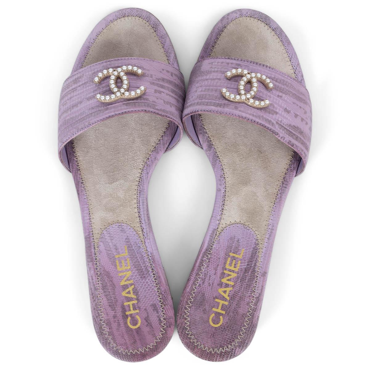 CHANEL Sandales en lézard lilas 2013 13C PEARL CC SLIDE Sandales 38 en vente 2