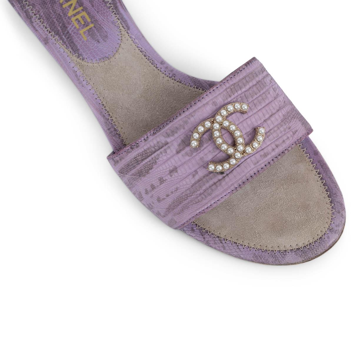 CHANEL Sandales en lézard lilas 2013 13C PEARL CC SLIDE Sandales 38 en vente 3