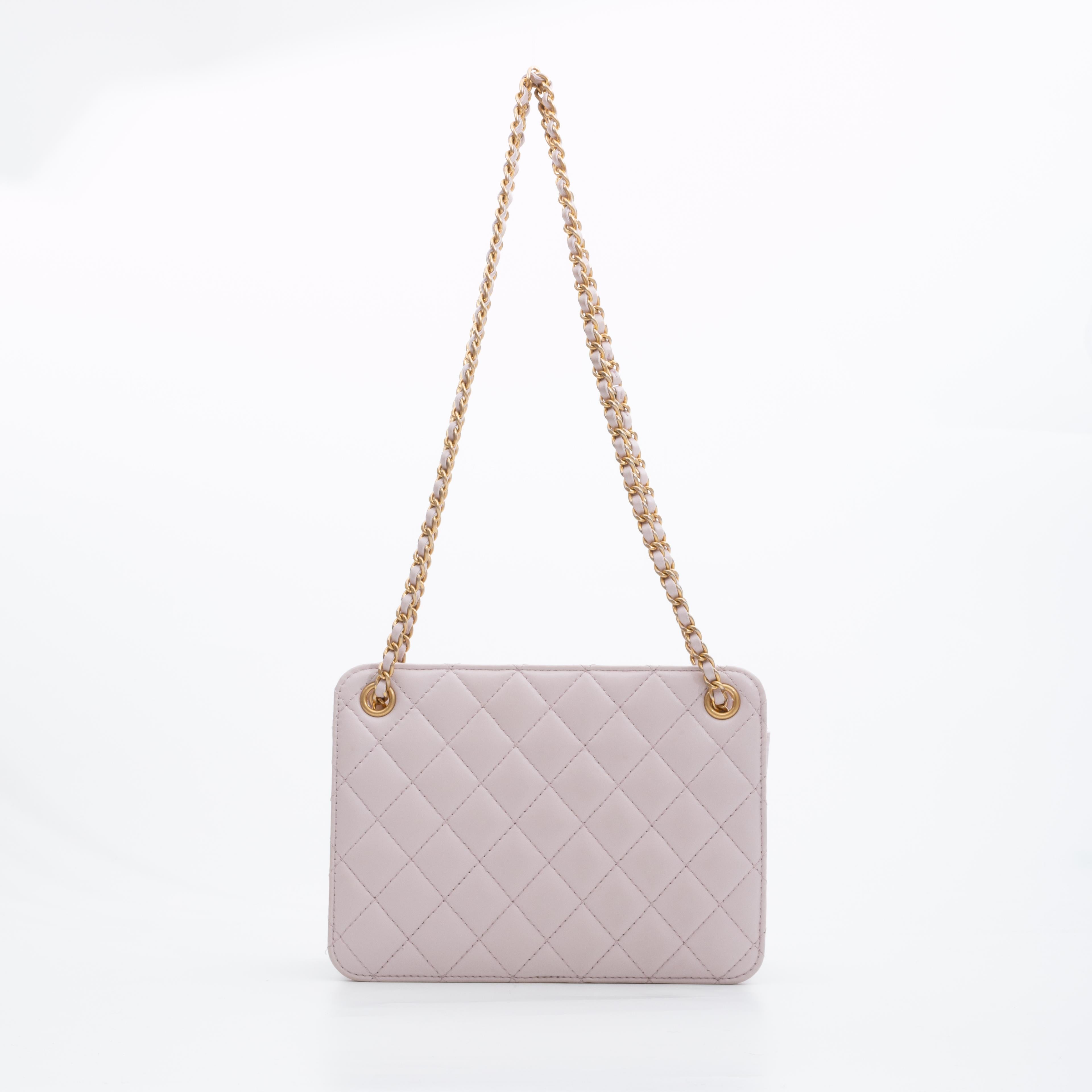 CHANEL LILAC QUILTED SMALL CHAIN ACCORDION SMALL TOTE (2020)
Chanel Lilac Small Chain Accordion Tote Small (2020)

This bag features pink leather, diamond quilting, chain interlaced with leather logo embroidered on front, gold tone hardware, dual