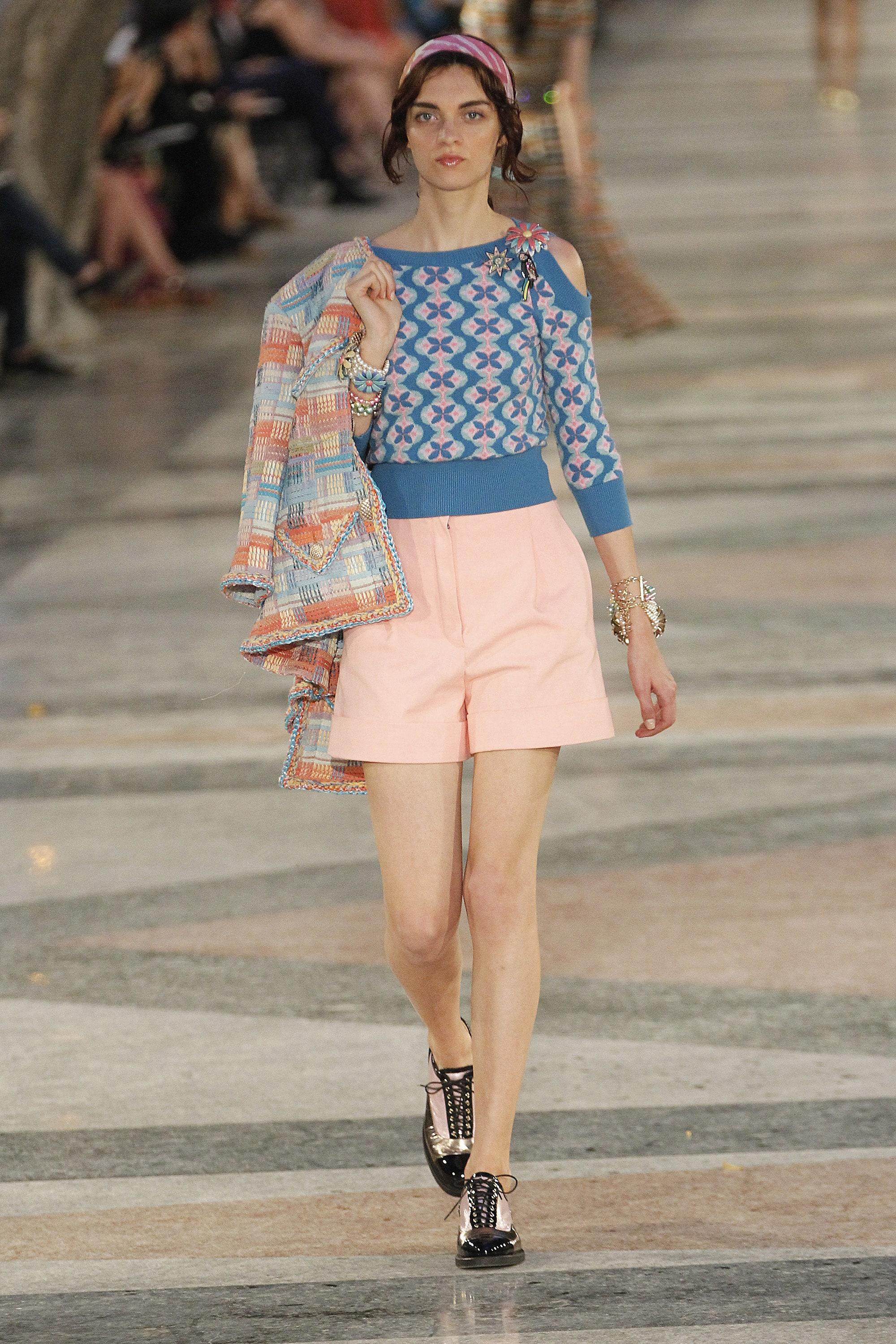 Famoso vestido Chanel de cachemira de la Colección París / CUBA, Crucero 2017 : ¡como se vio en Lily Rose Depp y en la Pasarela!
- Botones con logotipo CC
Talla marca 38 FR. Nunca usado.