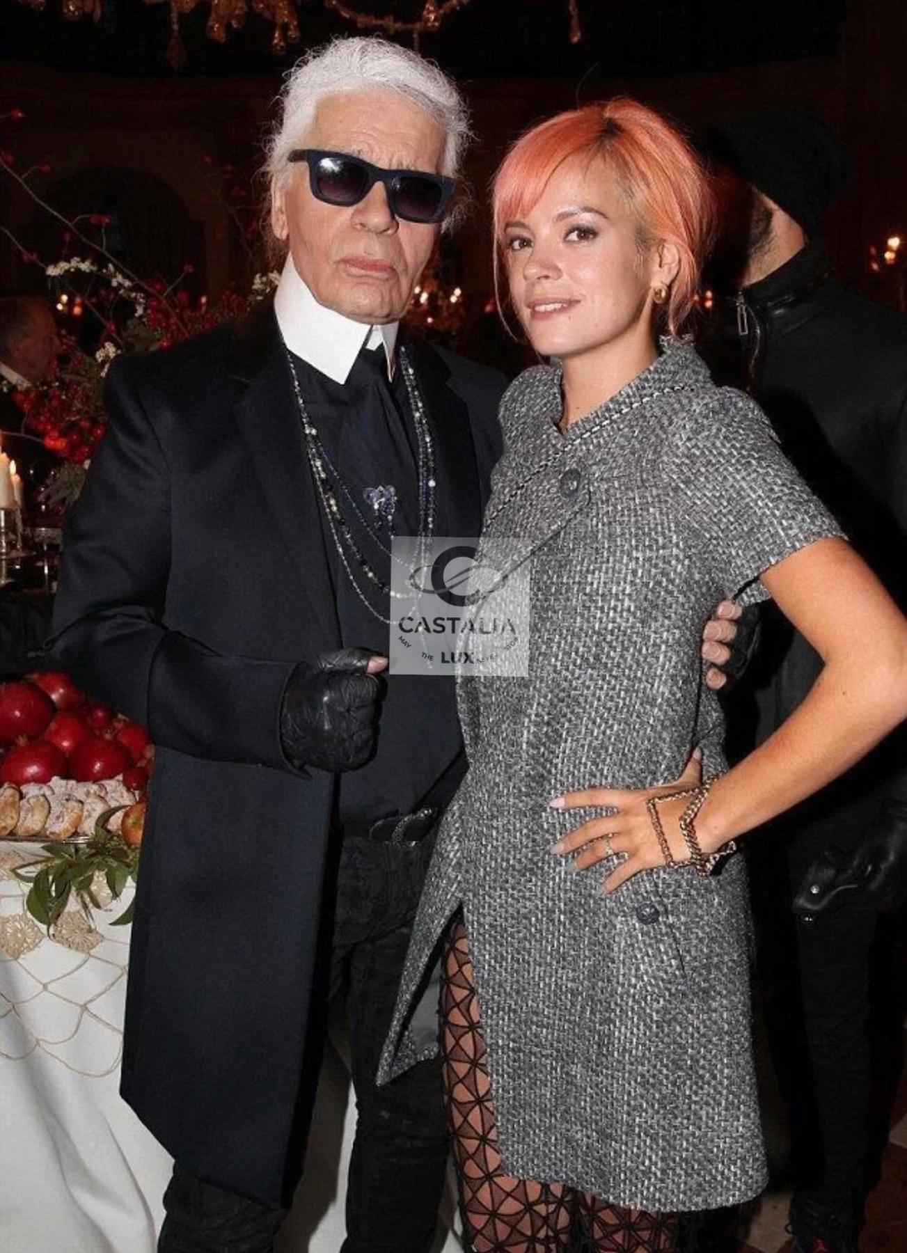 CHANEL Chaqueta de tweed Lesage gris estilo Liliy Allen 

 Una creación icónica de Chanel, como la que luce Lily Allen

 Una pieza de coleccionista en la que la herencia se une al encanto moderno, una prueba de que la elegancia puede hablar en tonos