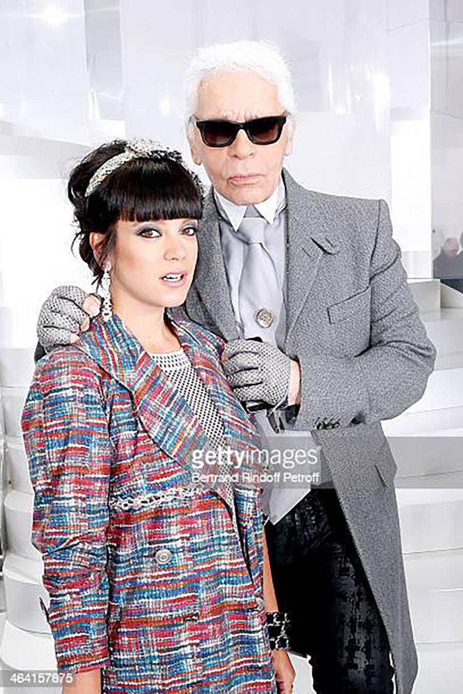 Famous Chanel trench coat as seen on Lilly Allen.
- CC logo silver-tone buttons at front and cuffs
- signature braided trim
Size mark 34 FR, comes as oversized.