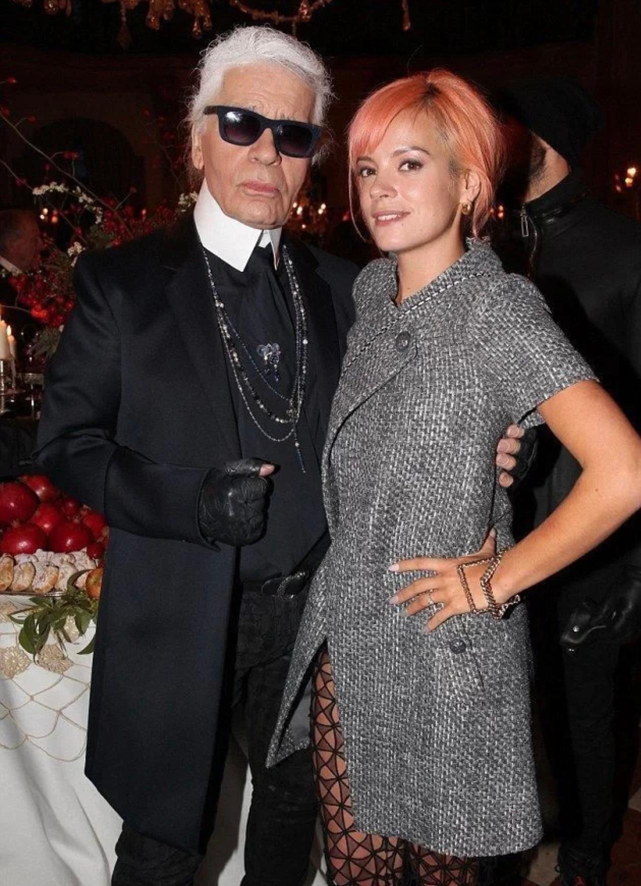Come si vede su Lily Allen!
Favolosa giacca grigia Chanel in prezioso tweed Lesage 
Taglia 36 FR / Condit: immacolata, nessun segno di usura
~ Bottoni con logo CC sul davanti e sui polsini
- fodera in seta tonale con camelie
