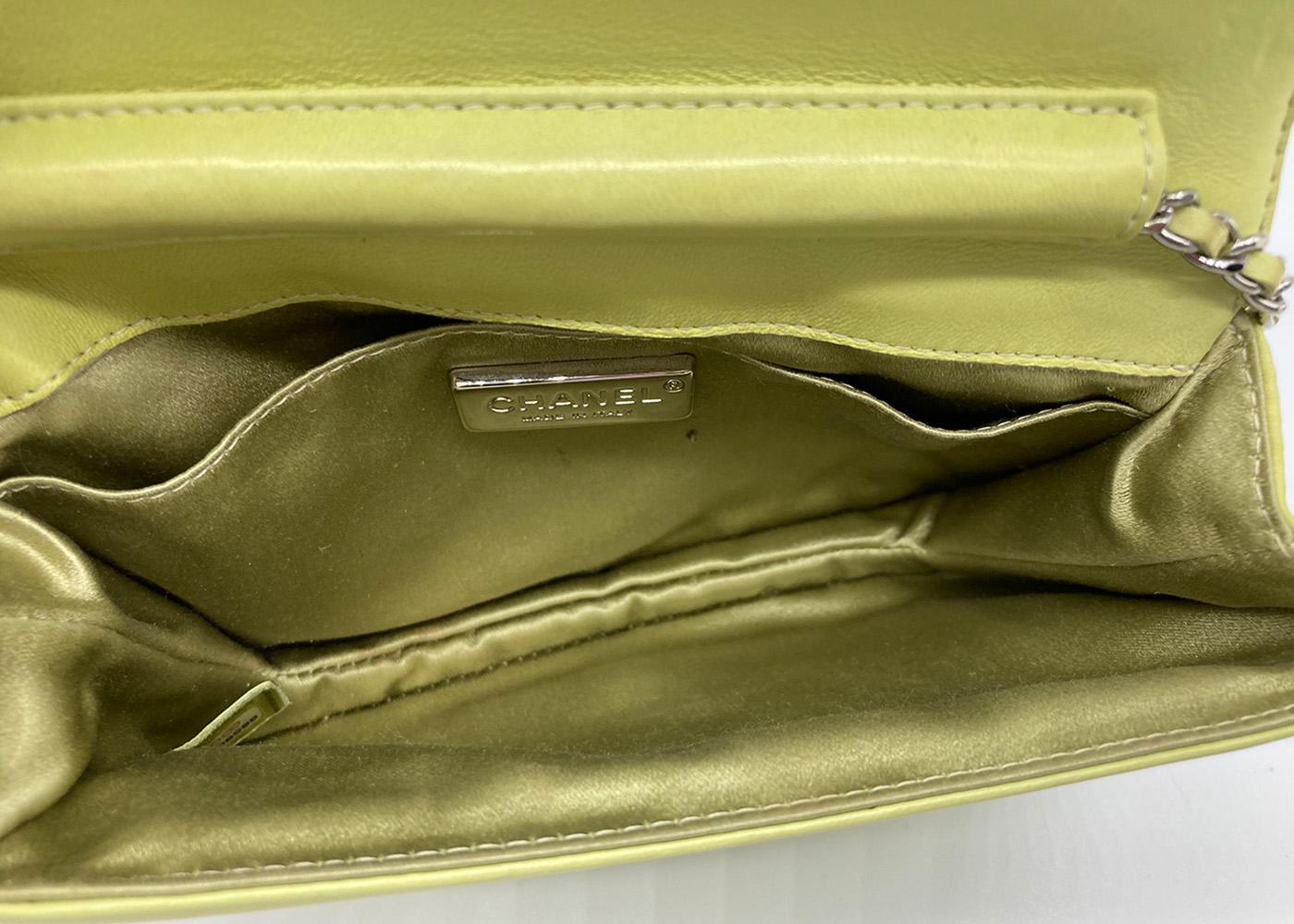 Chanel - Sac à rabat classique papillon vert citron en vente 1