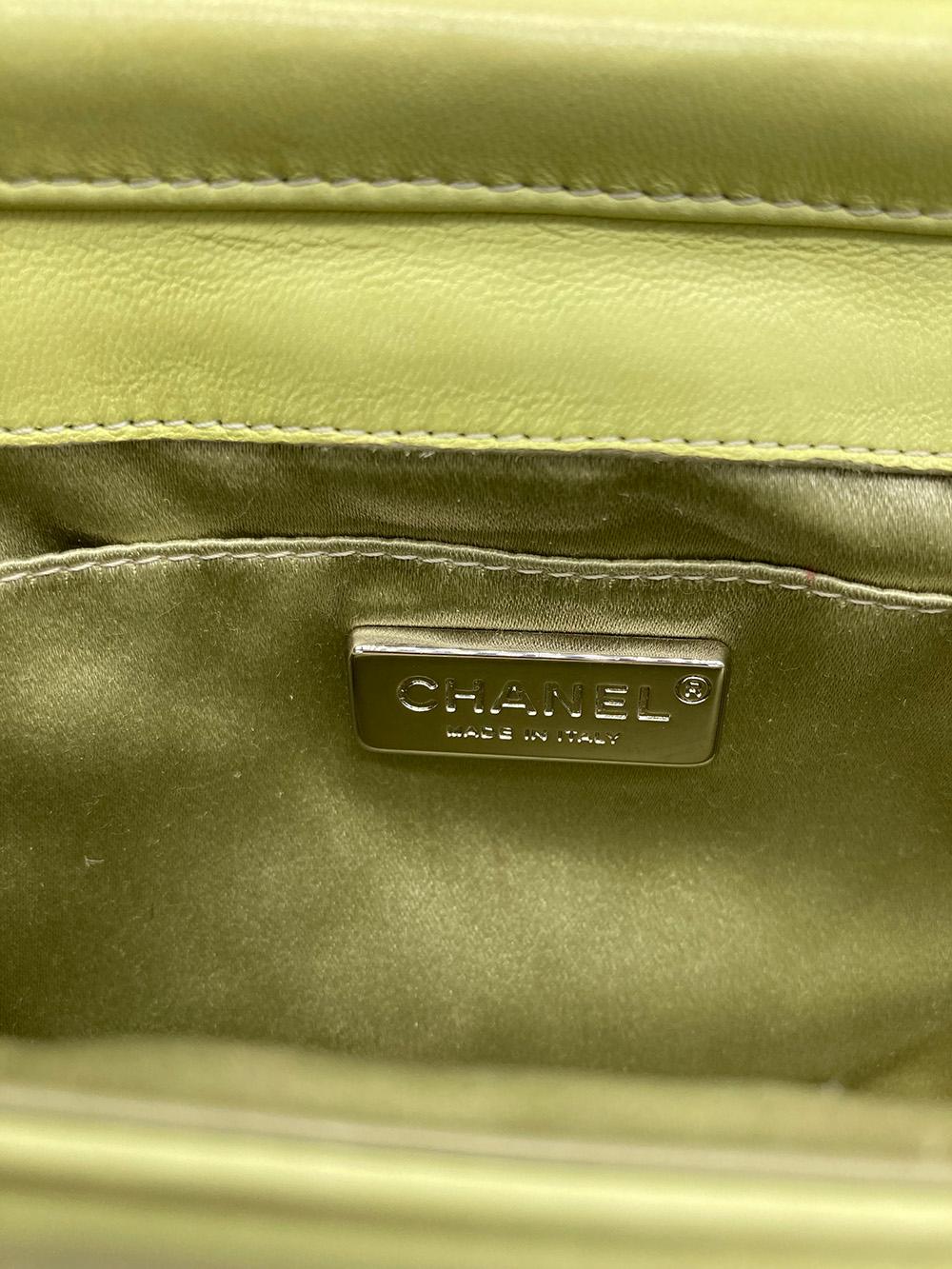 Chanel - Sac à rabat classique papillon vert citron en vente 2