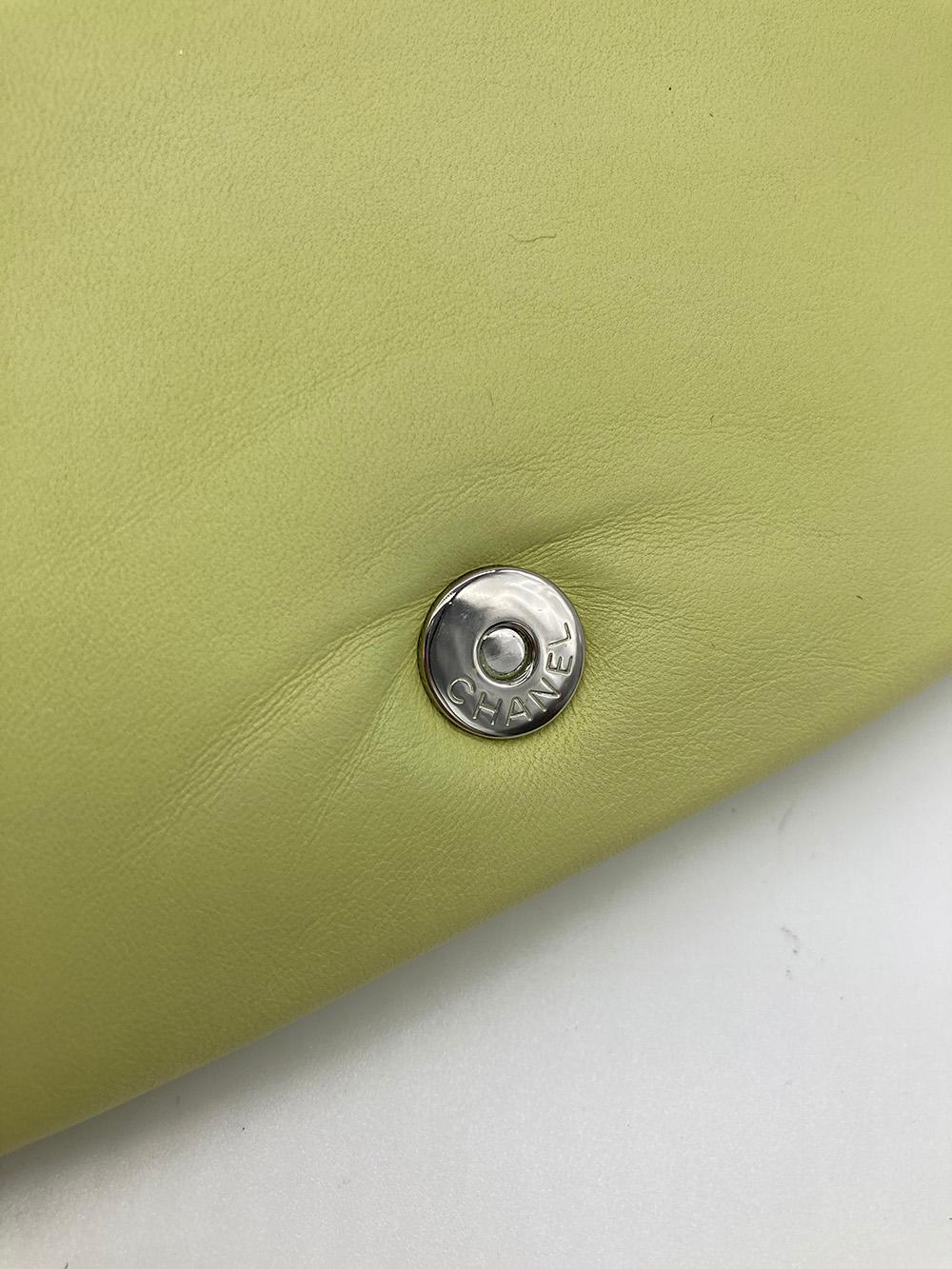 Chanel Klassische Klappentasche in Limonengrün mit Schmetterling im Angebot 3