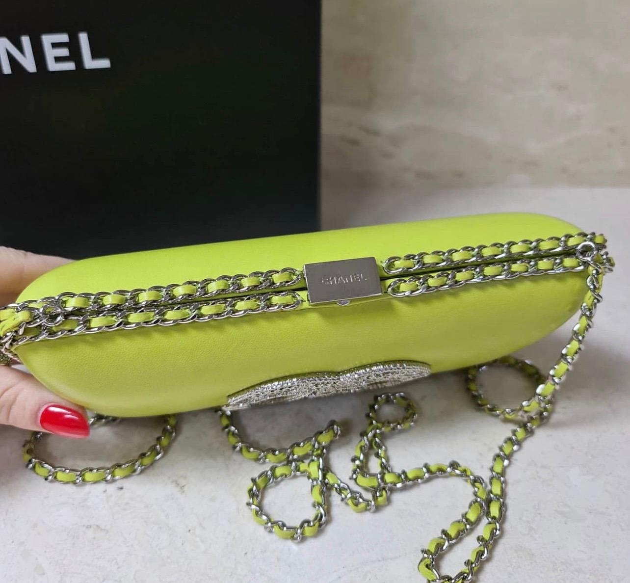 Chanel Lime Green Leather Kiss Lock Clutch Crossbody
Embellished by CC brooch.
Chain around.
Very rare item.
Condition is very good.
Comes with dust bag.
For buyers from EU we can provide shipping from Poland. Please demand if you need.