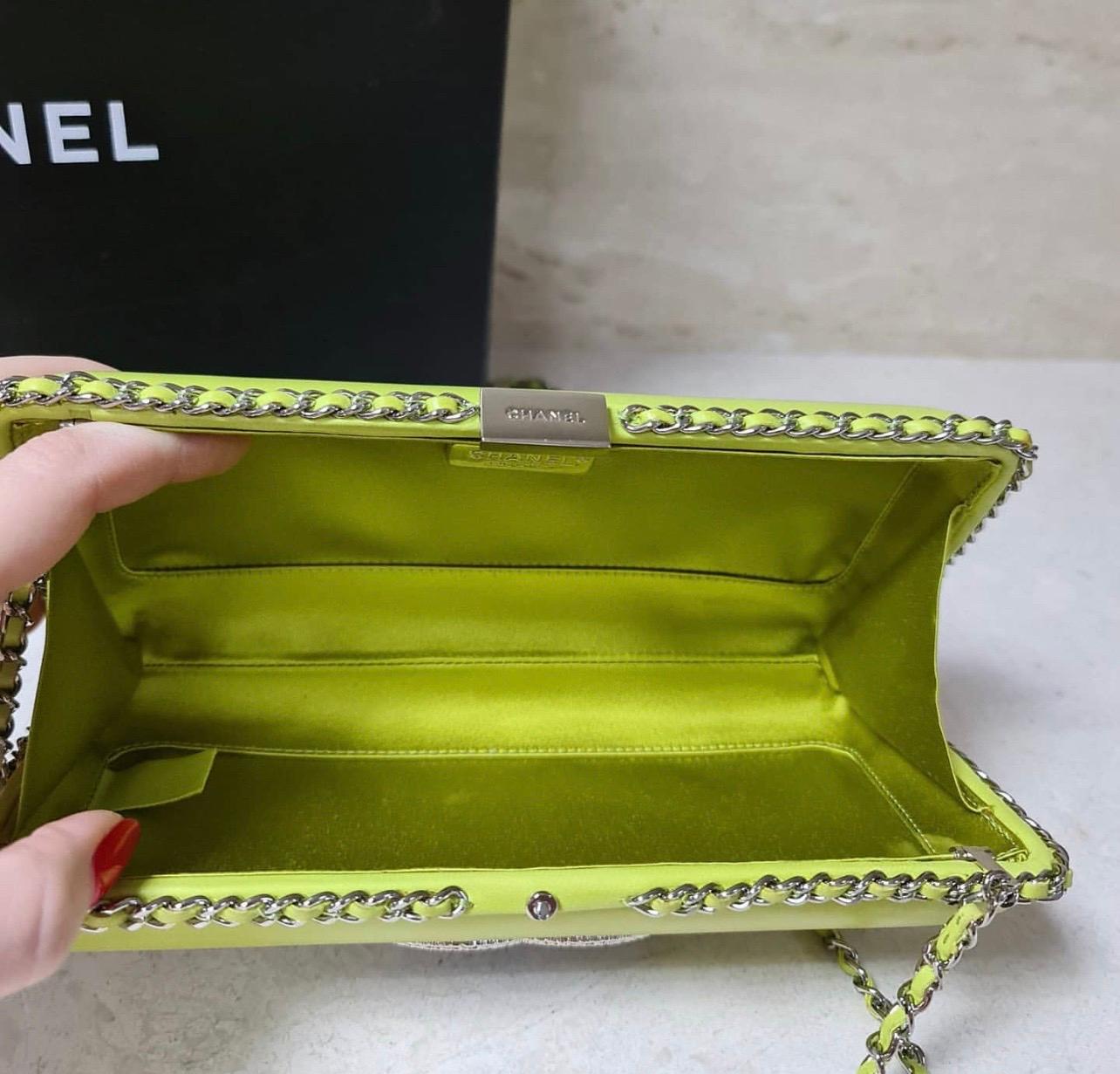 Chanel Lime Green Leather Kiss Lock CC Brooch Chain Clutch Crossbody In Excellent Condition In Krakow, PL