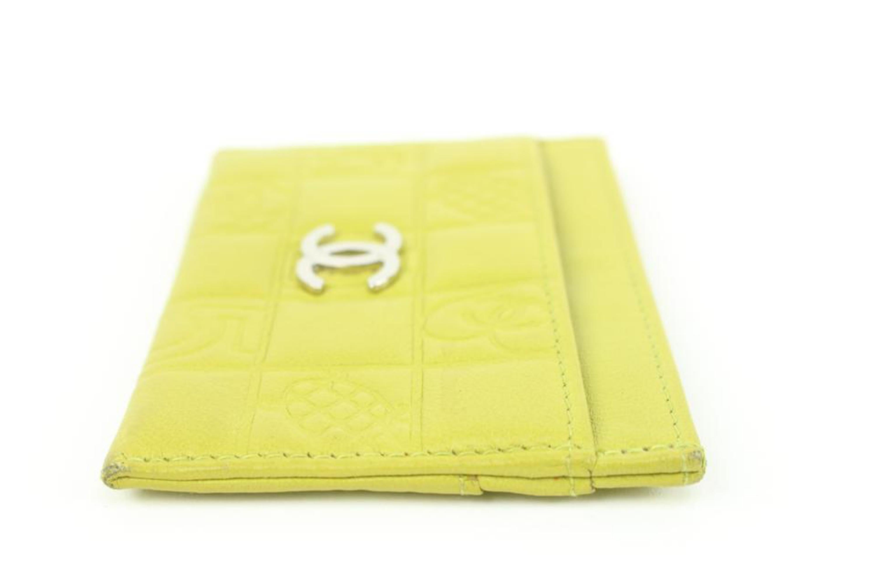 Portefeuille porte-cartes chocolat matelassé vert citron de Chanel 52ck322s en vente 6