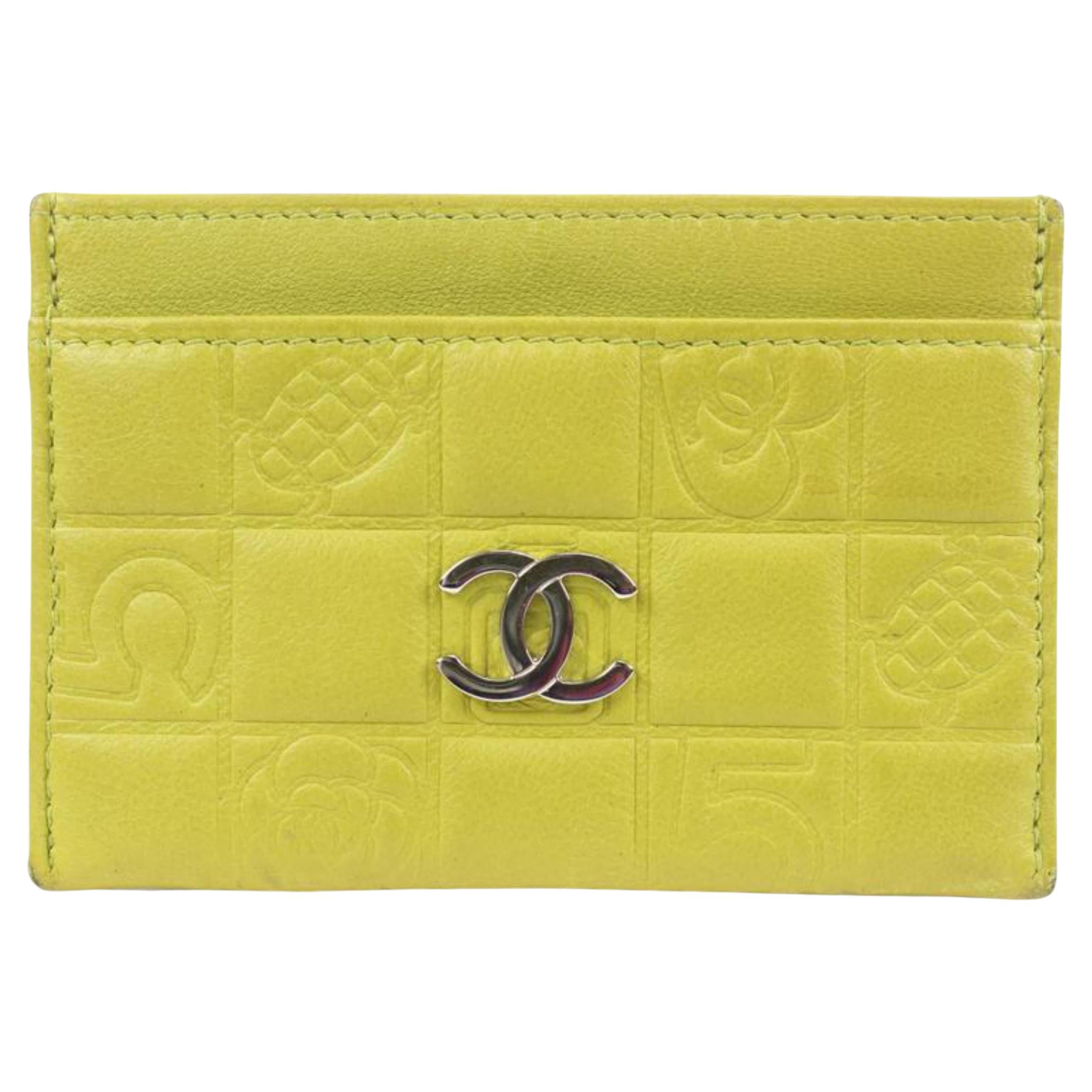 Portefeuille porte-cartes chocolat matelassé vert citron de Chanel 52ck322s