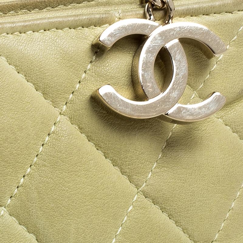 Chanel Lime Green Quilted Leather Pochette In Good Condition In Dubai, Al Qouz 2