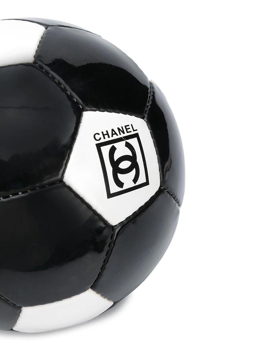 A limited edition 100% leather Chanel black and white football. Features the iconic interlocking CC. Just for kicks.

Colour: Black/ White

Composition: 100% Leather

Measurements: Circumference 21 cm

Condition: 10/10
Excellent condition.

This