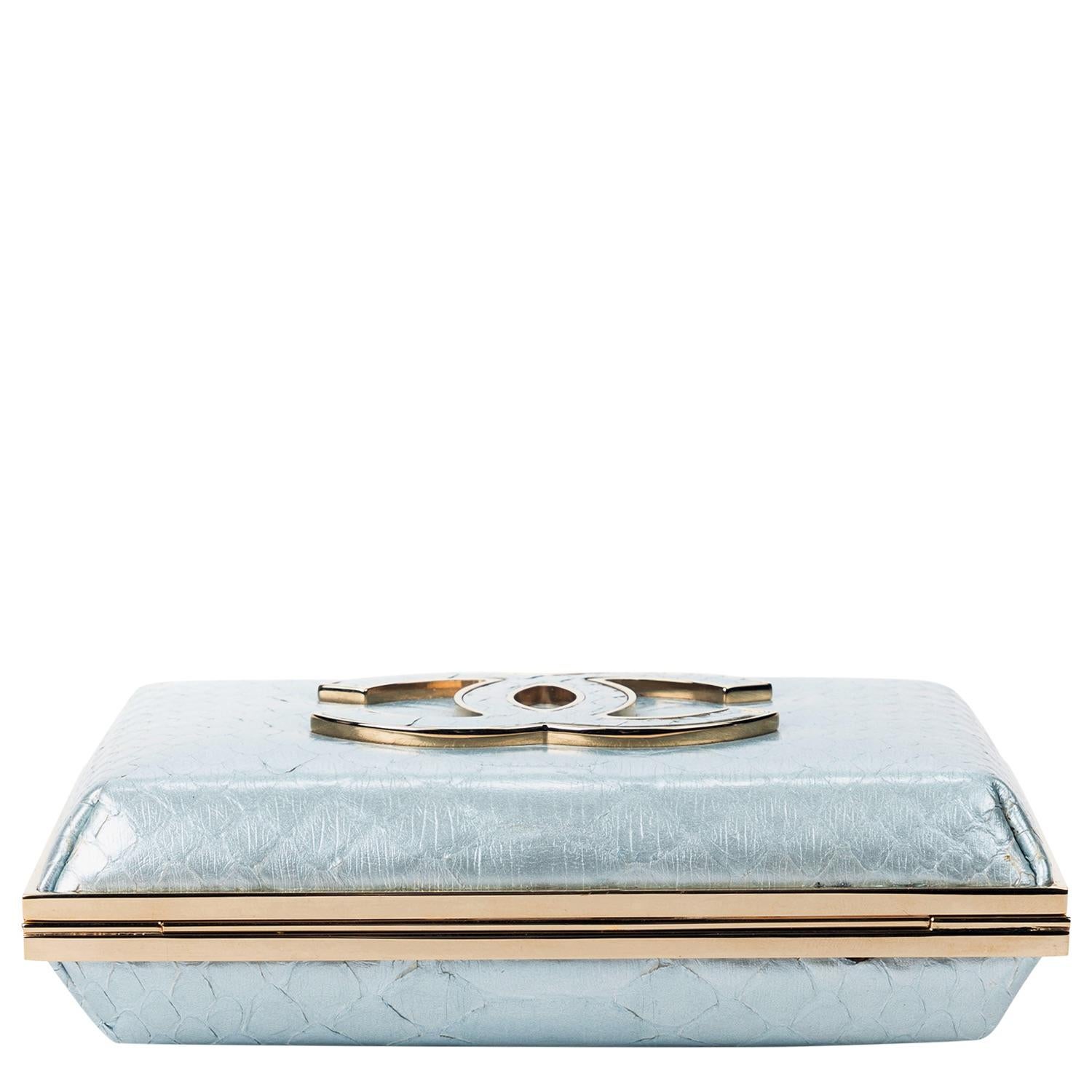 da uomo o donna Pochette Chanel in edizione limitata 2012 in pitone blu ghiaccio CC in vendita