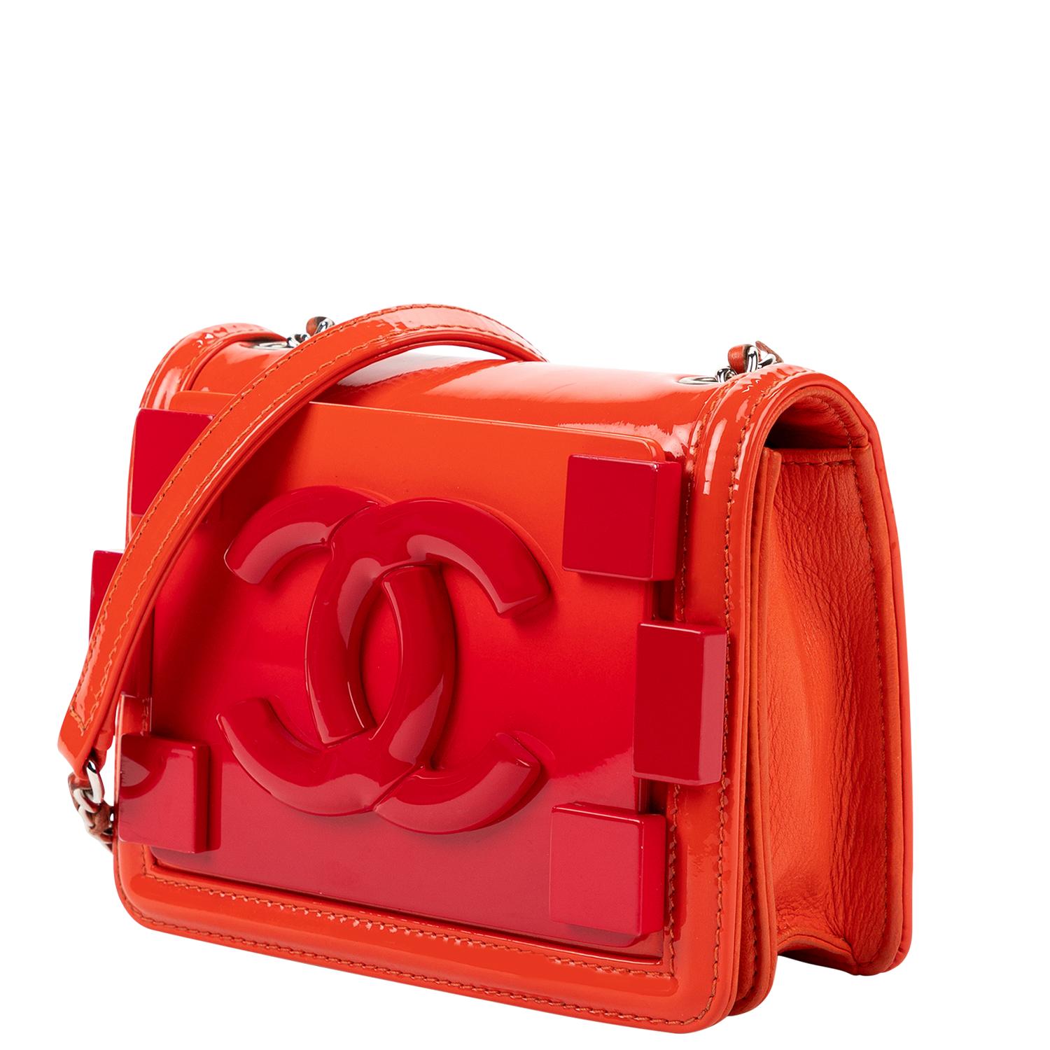 Debuttata sulla passerella di Chanel nella linea Primavera 2014 come figlia dell'iconica pochette 