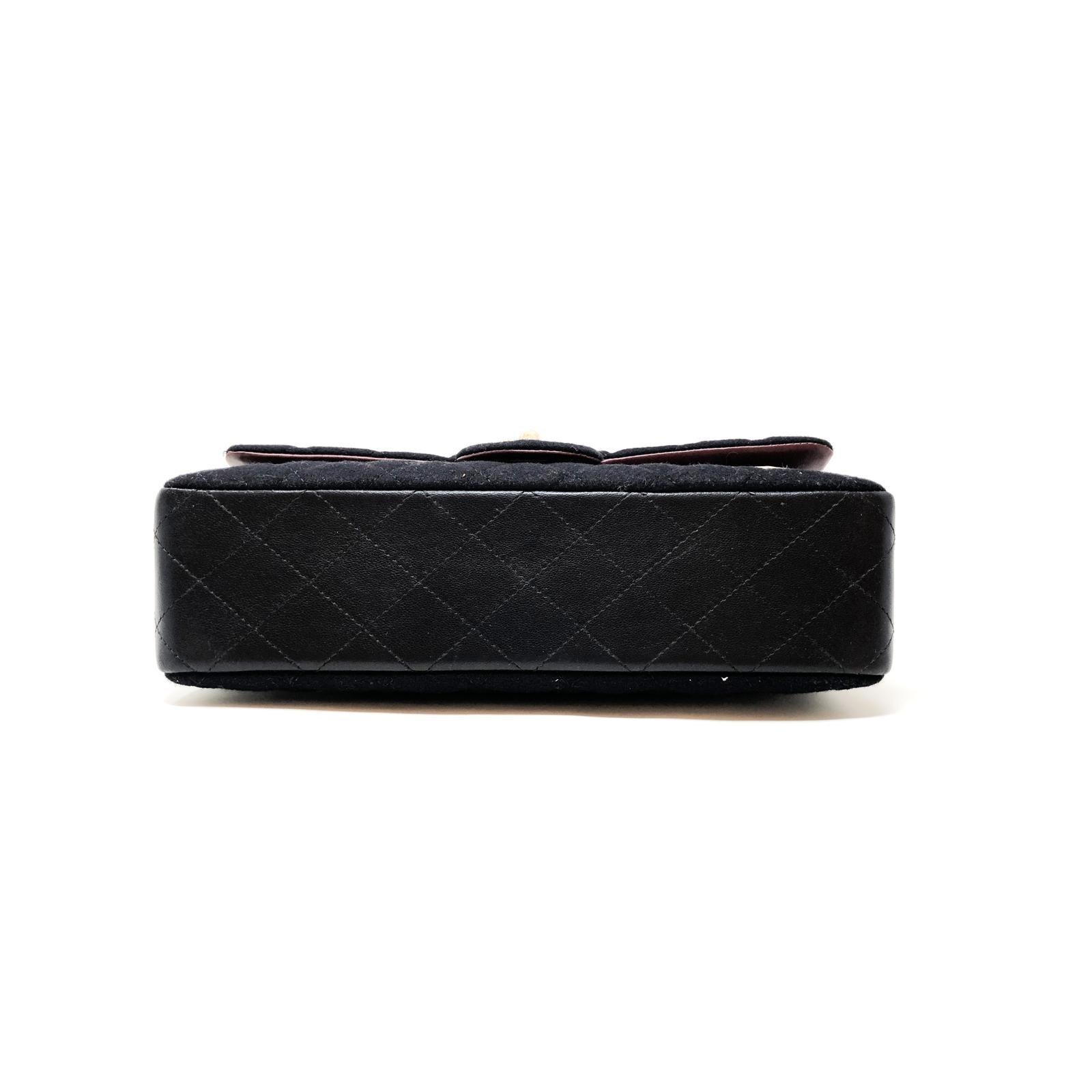 Chanel bag Limited Edition Cruise collection 2018
In black wool felt, smooth black lambskin inserts.
Excellent condition
Hdw in Golden metal
Dimensions 15.5 x 25.5 x 6.5 cm
Rare bag, really beautiful, dust bag box included.