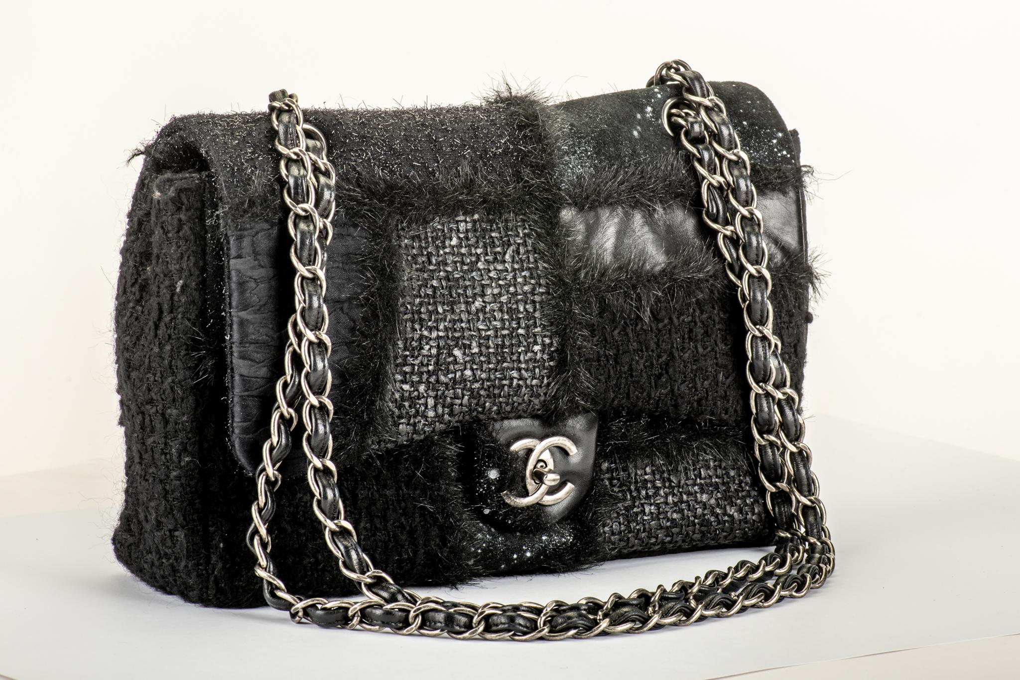 Chanel limited edition patchwork jumbo single-flap bag. Mix of leather, Lurex, silk, and faux-fur. Shoulder drop, 14