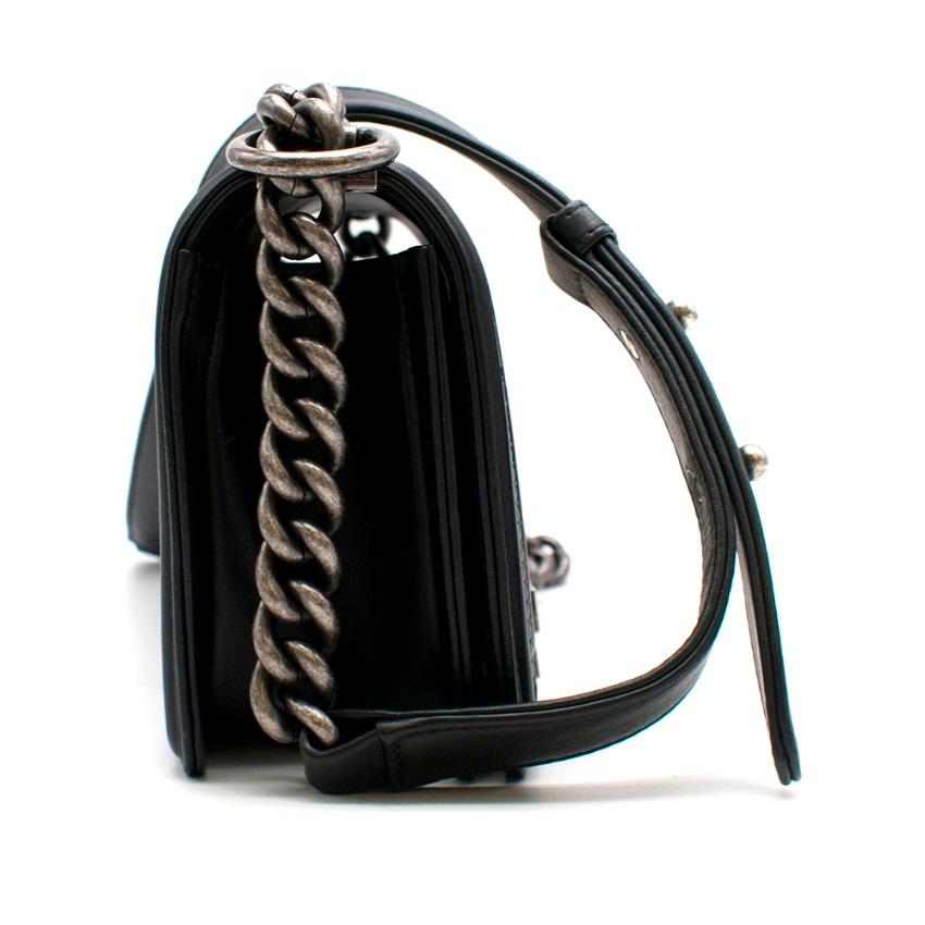 Chanel Calfskin Woven Small Boy Flap Black White

- Black and white criss-cross calfskin leather with peripheral black linear quilting
- Dark Silver-tone chain link shoulder strap with a leather shoulder pad
- Chanel logo Dark silver-tone squeeze