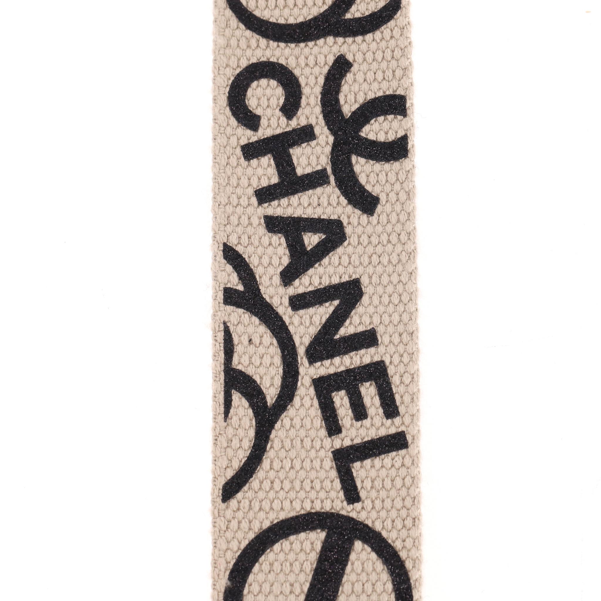 Chanel Limited Edition Graffiti Flower Power Nubuck Messenger en vente 6