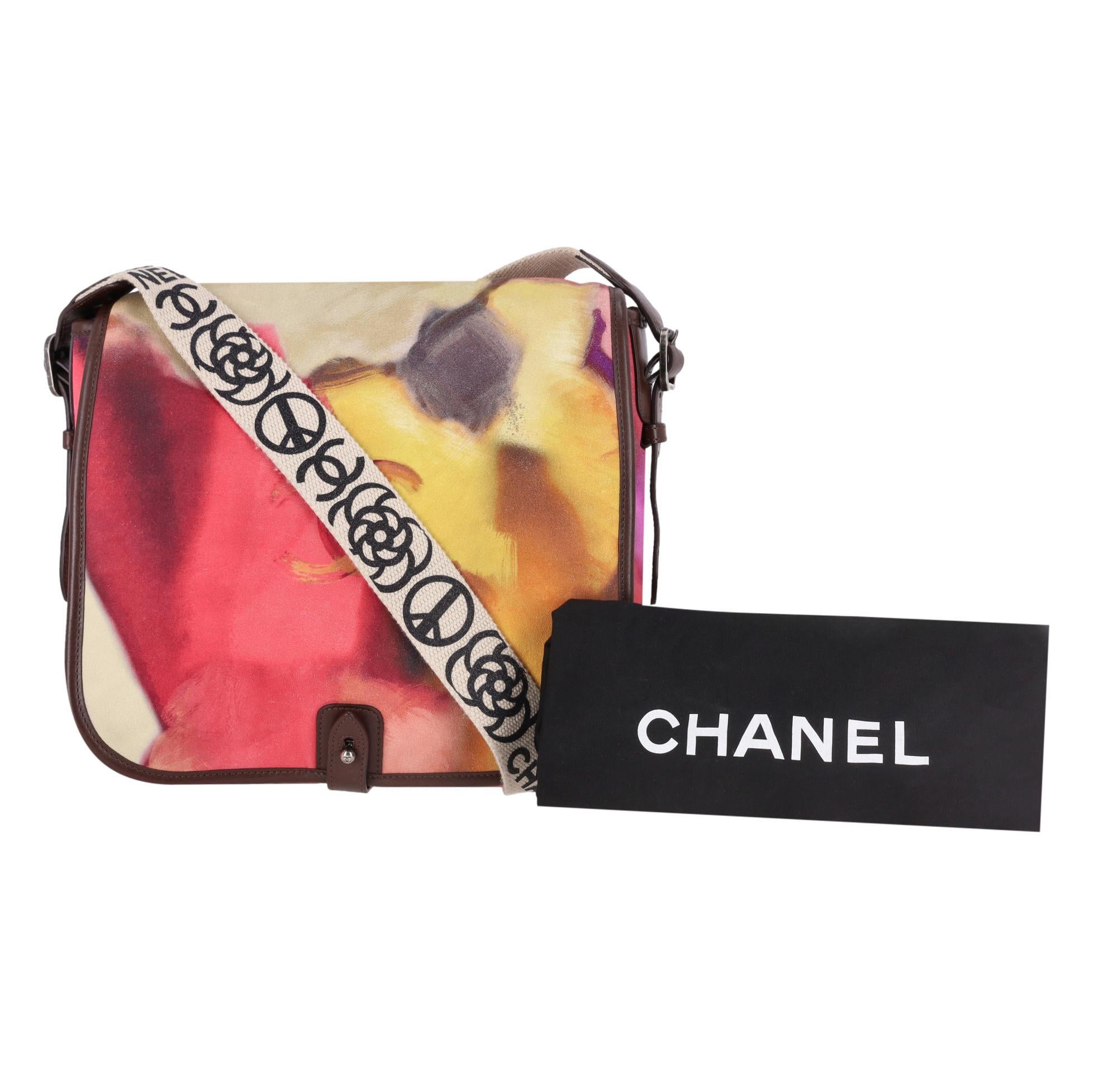 Rose Chanel Limited Edition Graffiti Flower Power Nubuck Messenger en vente
