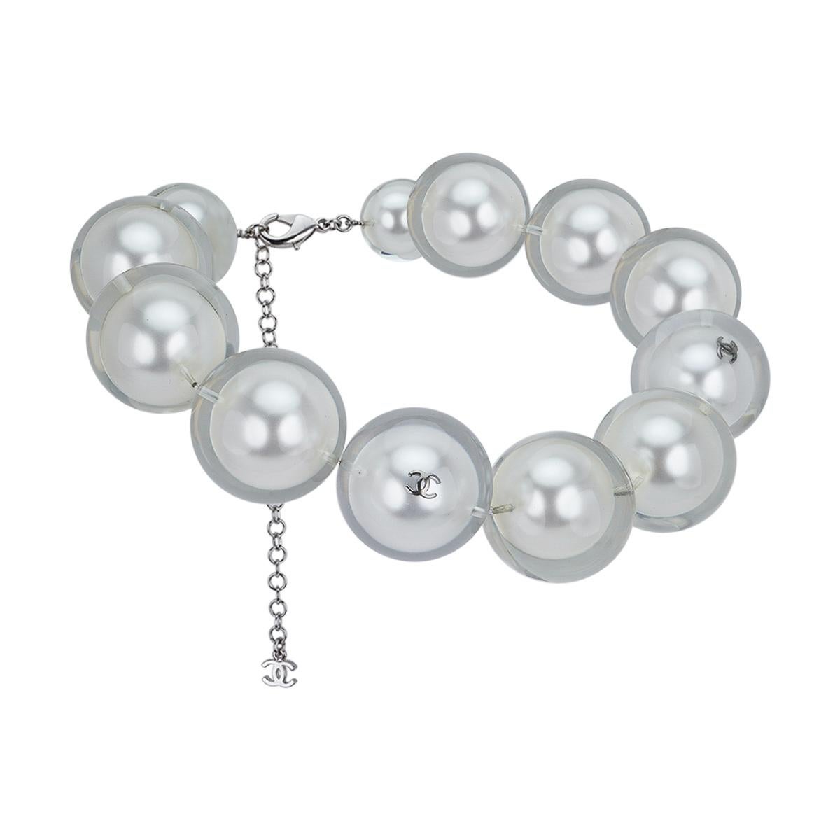 Mightychic offers a limited edition Karl Lagerfeld 2017 Chanel choker featured with twelve (12) large oversized pearls set in clear PVC.
Two pearls have a CC logo in silver tone.
Bold and striking this divine piece is a rare Chanel collectors