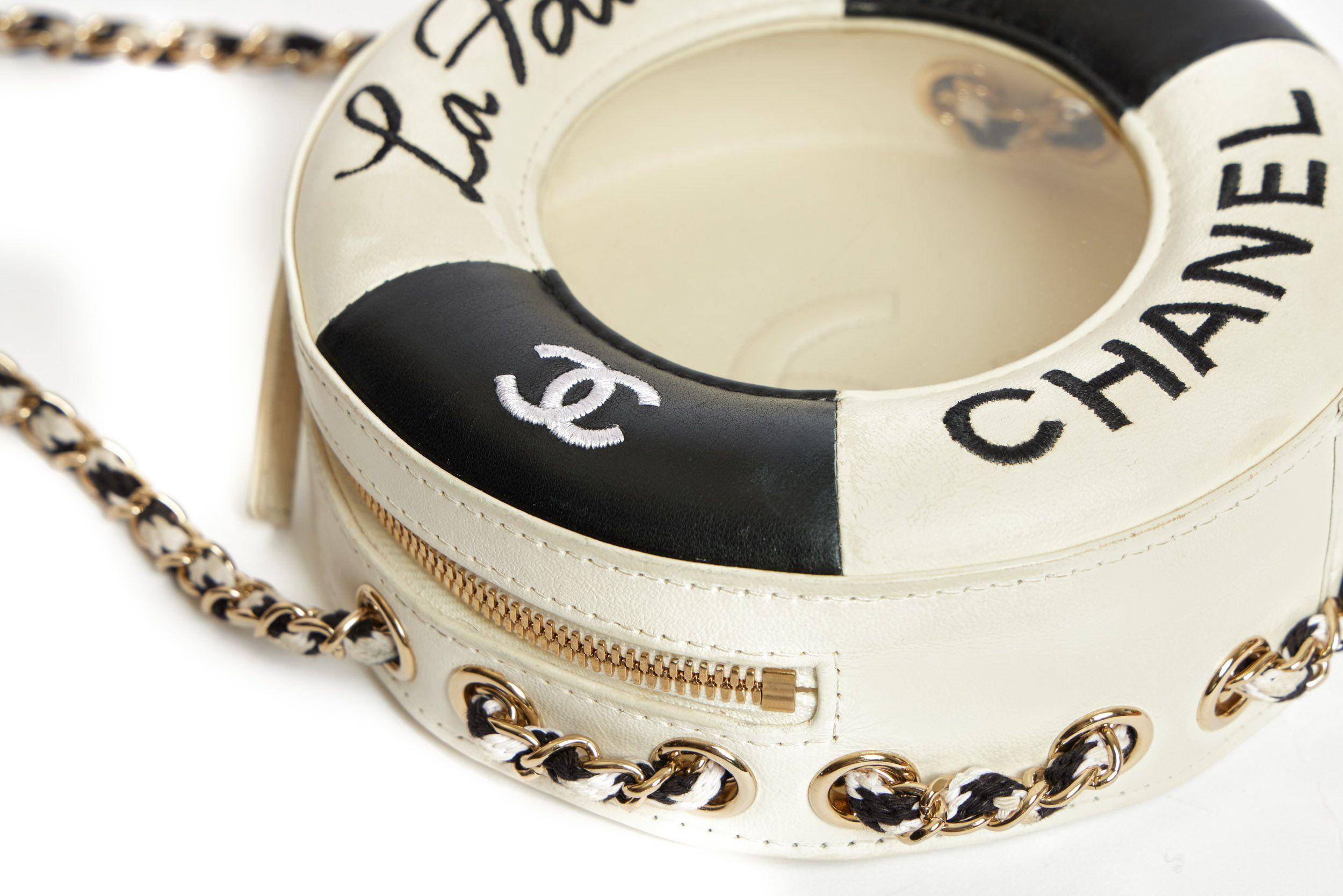 Women's Chanel Limited Edition La Pausa Bag For Sale