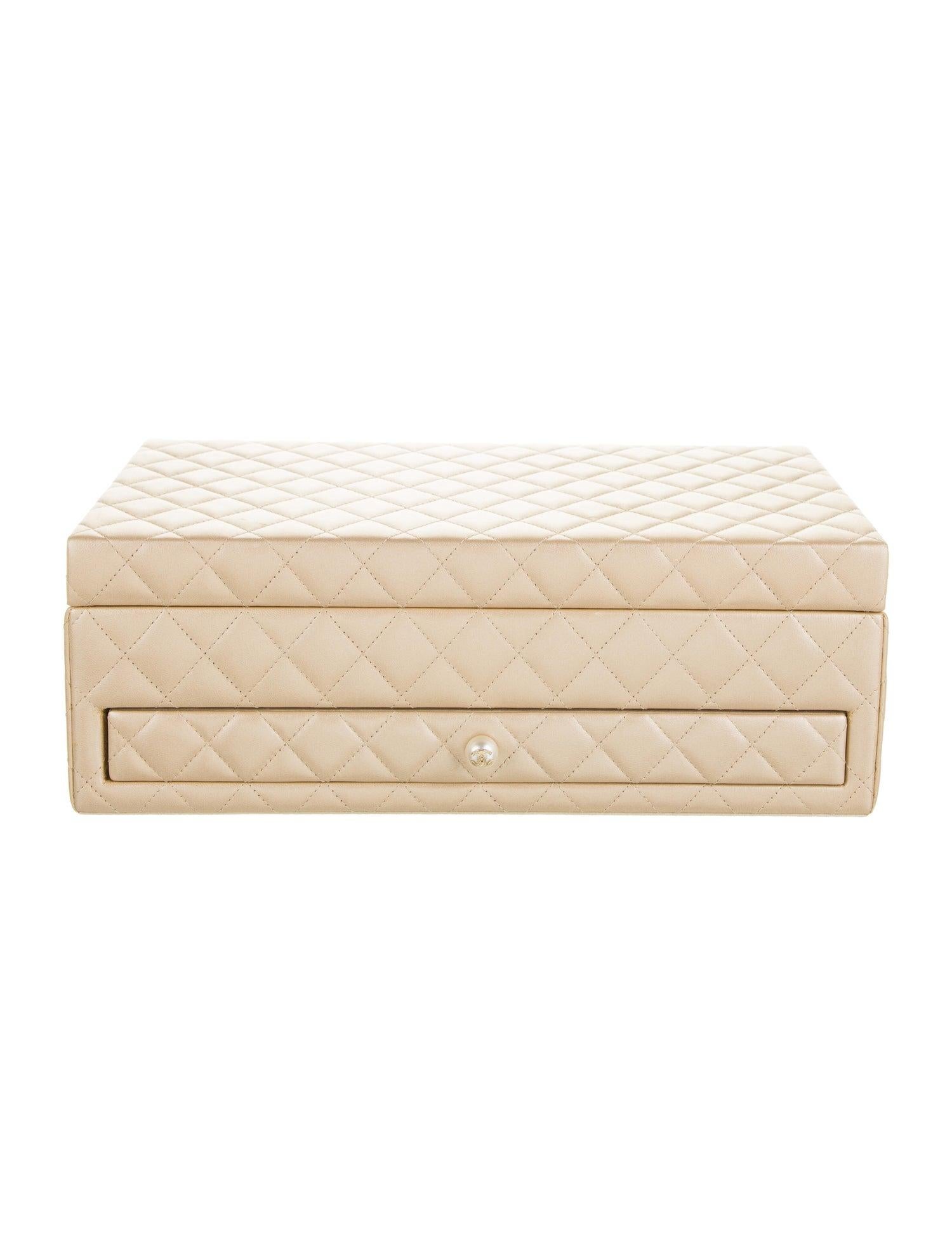 Chanel Limited Edition Perle Lammfell gesteppte Leder seltenen Schmuck-Box Vanity Case Home Decor

Goldfarbene Hardware
Gestepptes Lammfell
CC Schubladenknopf mit Perlmuttbesatz
Mit herausnehmbarem oberen Fach und Schublade mit 12 Fächern
Maße: