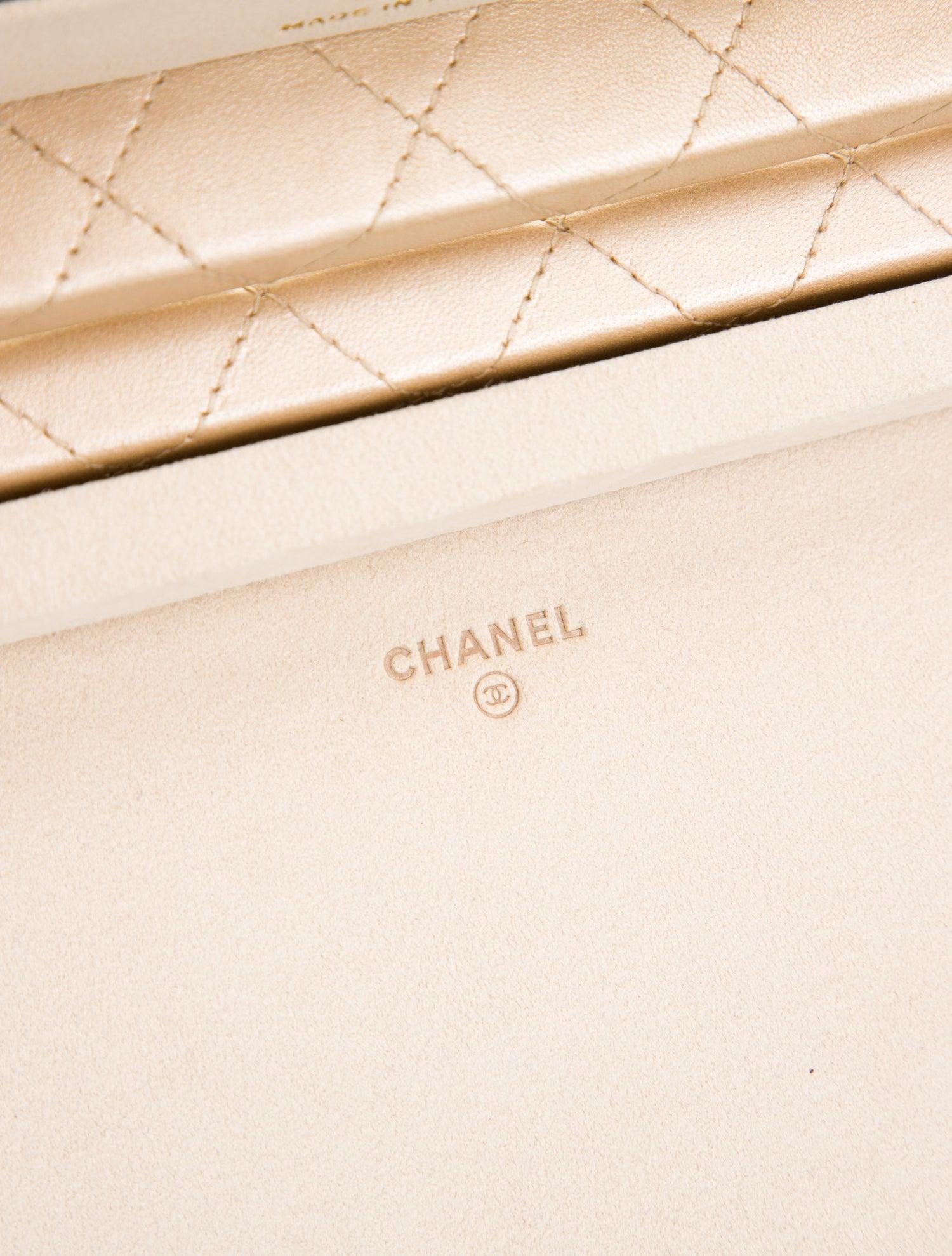Or Chanel Édition limitée Vanity Case matelassé or Rare Home Decor Jewelry Case en vente