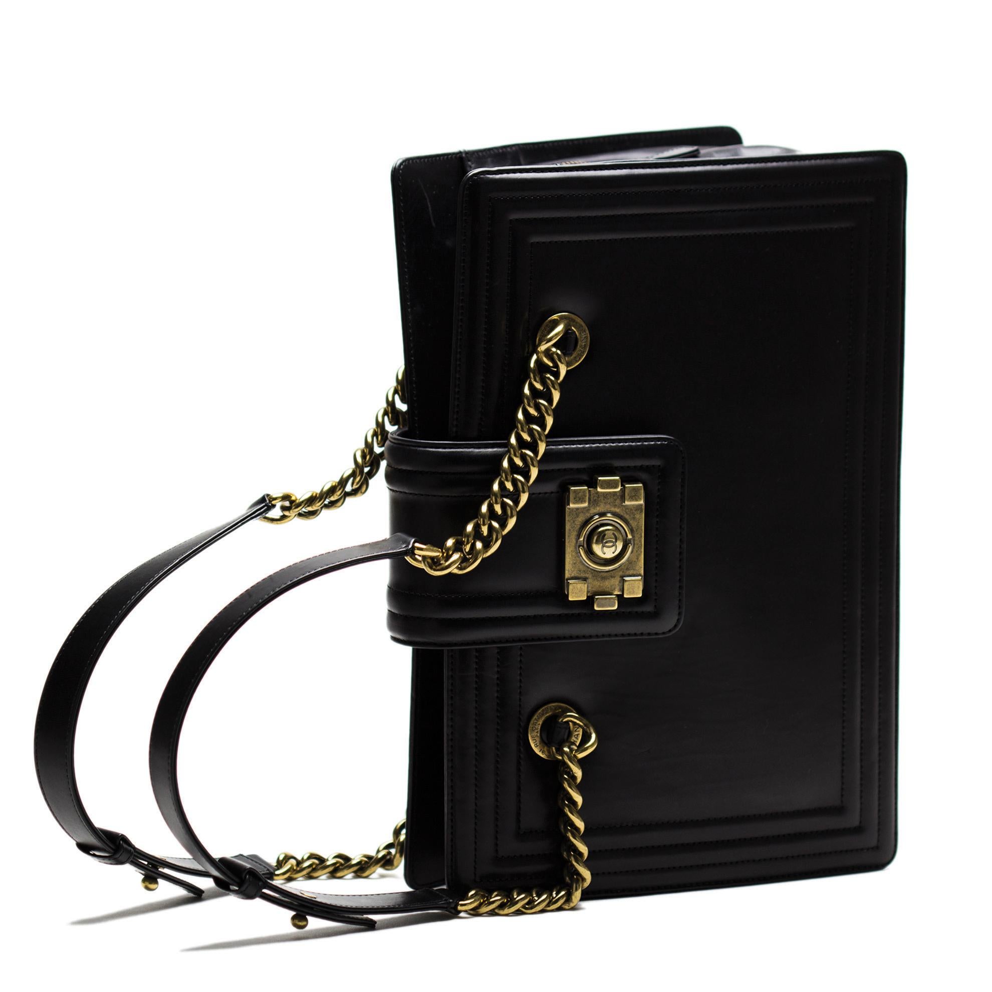 Chanel 2011 Limited Edition Medium Boy Classic Grand Shopping Tote Travel Bag  en vente 2