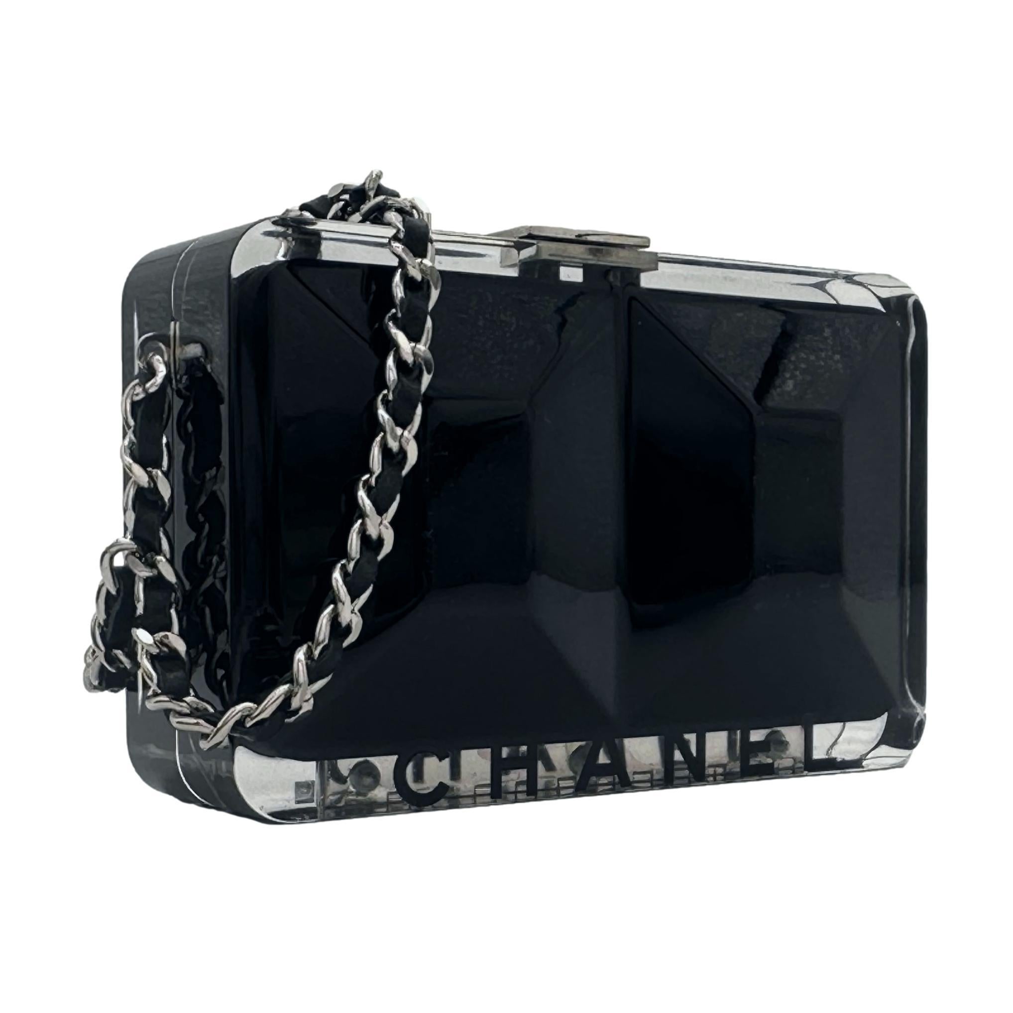 Chanel Edición Limitada Minaudière Negro Pista Lucite Bolso de Pulsera, 2005. Este bolso de colección, extremadamente raro y muy codiciado, debutó en la pasarela de otoño/invierno 2005 de Chanel París, donde cobraron vida los artículos de lujo 