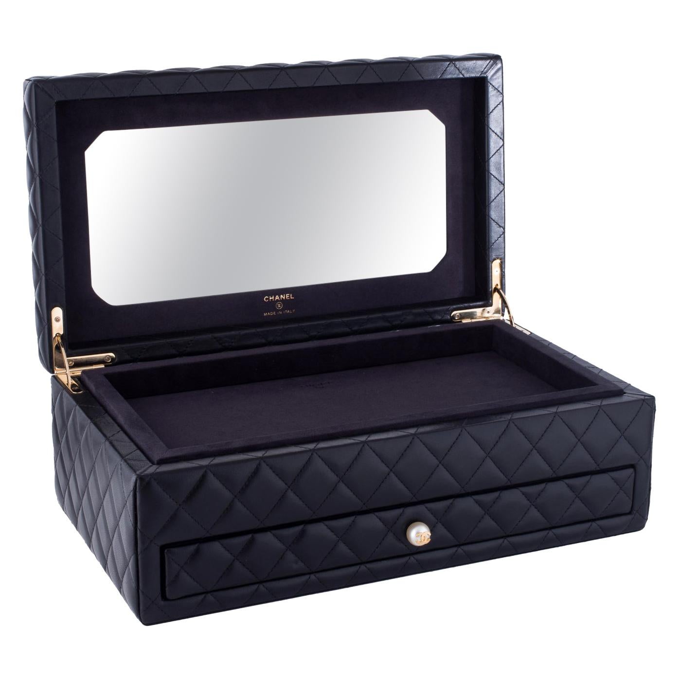 Chanel Limited Edition Pearl Lambskin Quilted Leather Rare Jewelry Box Vanity Case Home Decor

Gold hardware
Quilted Lambskin leather
CC studded pearl drawer knob
Features removable top tray and sliding drawer with 12 compartments
Measures 13.25