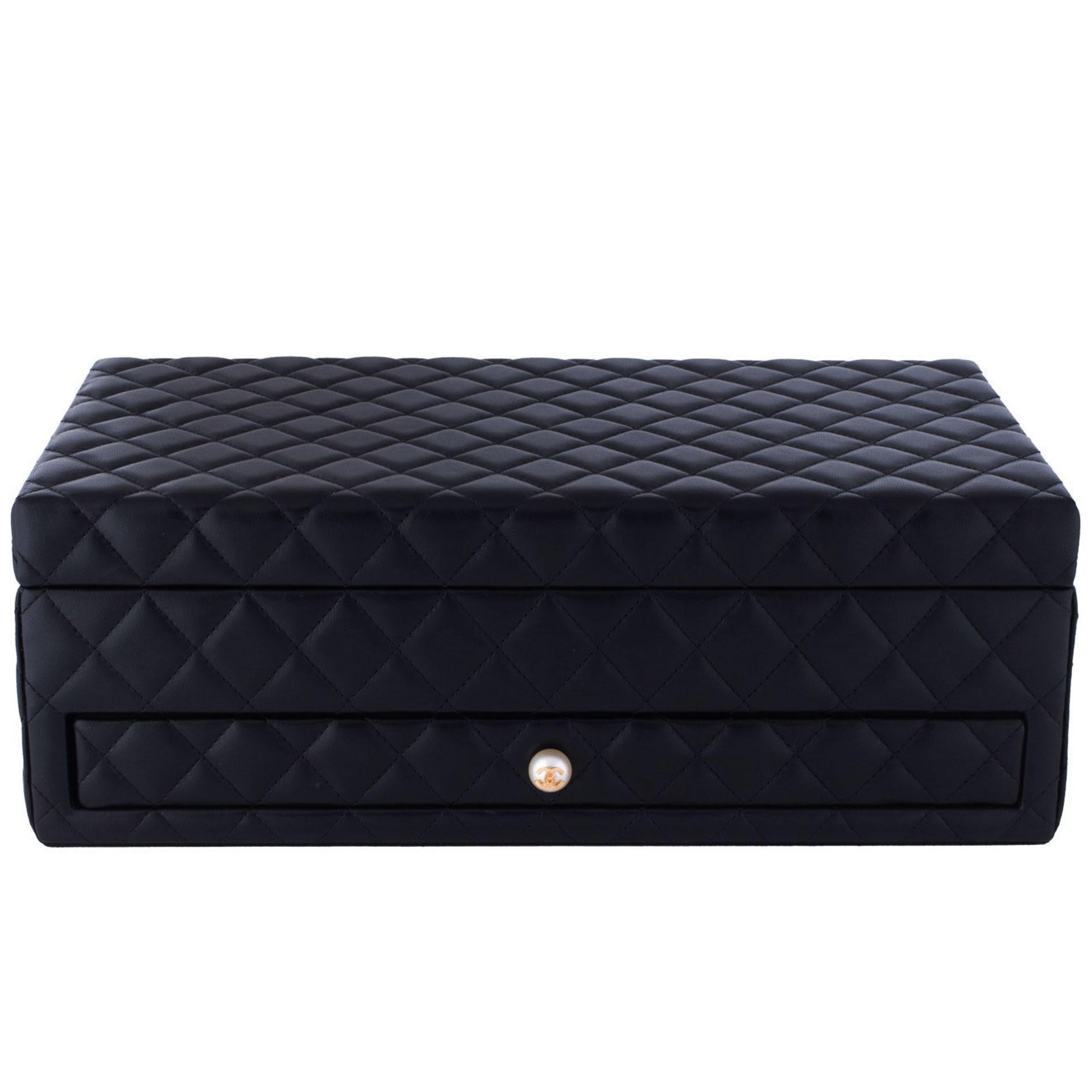 Women's or Men's Chanel Limited Edition Pearl Lambskin Quilted Leather Rare Jewelry Box Vanity For Sale