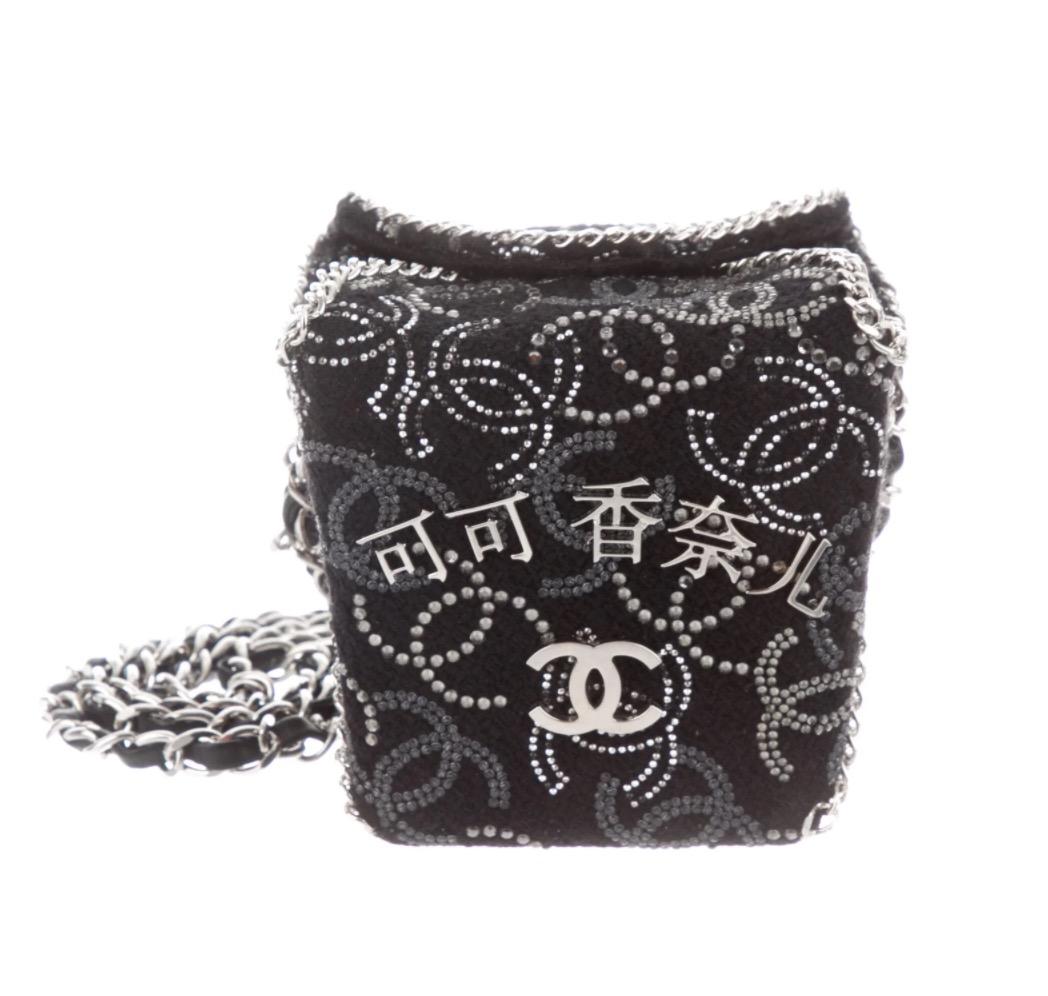 Chanel Limited Edition Start-und Landebahn Schwarz Stoff Leder Kristall Take Out Umhängetasche im Zustand „Gut“ im Angebot in Chicago, IL