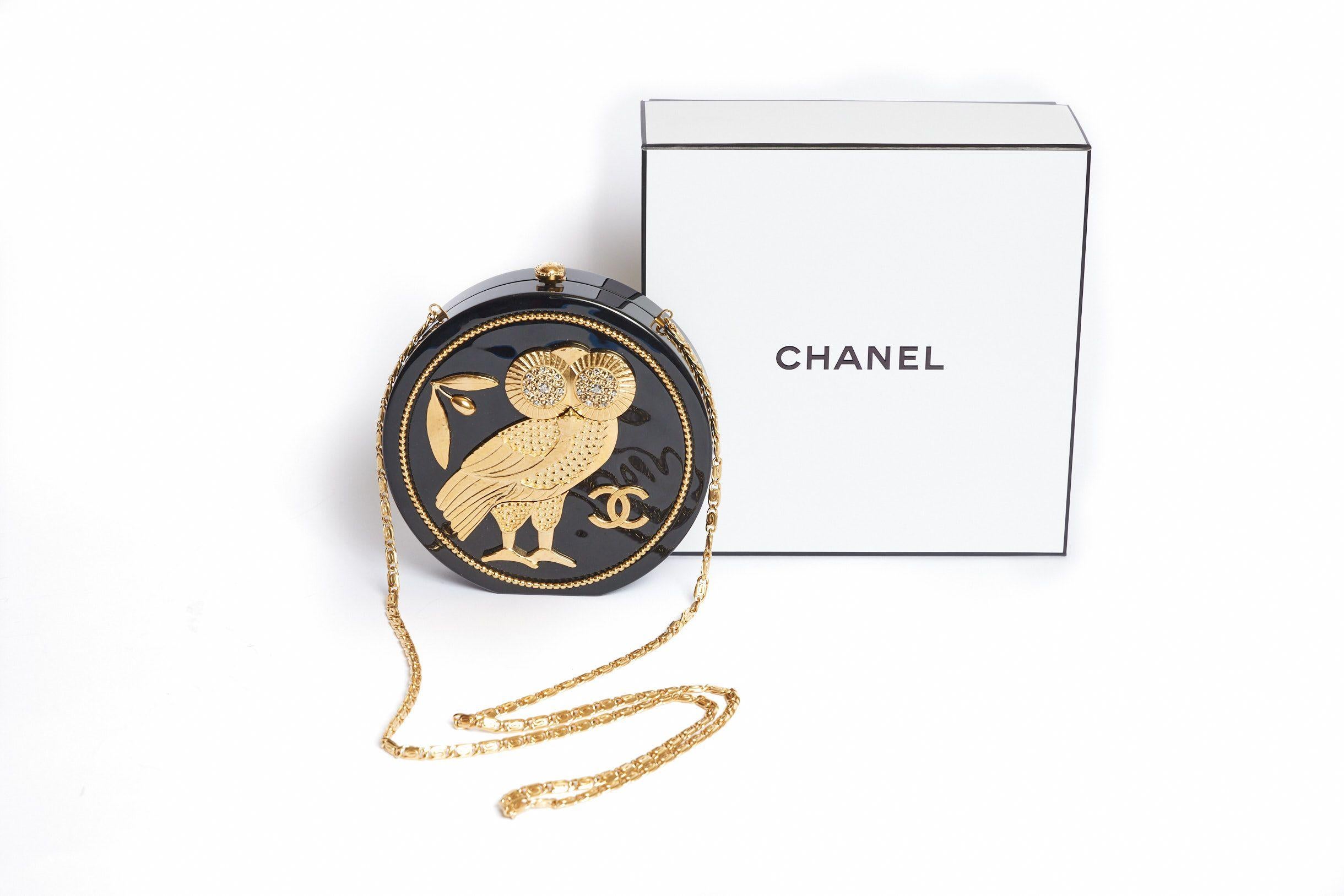 Chanel highly collectible limited edition runway cruise 2018 black lucite and gold owl bag.
Can be worn as a clutch or as crossbody with a gold jewel chain that can be hidden inside.
The bag is brand new , with hologram, ID card (still wrapped in