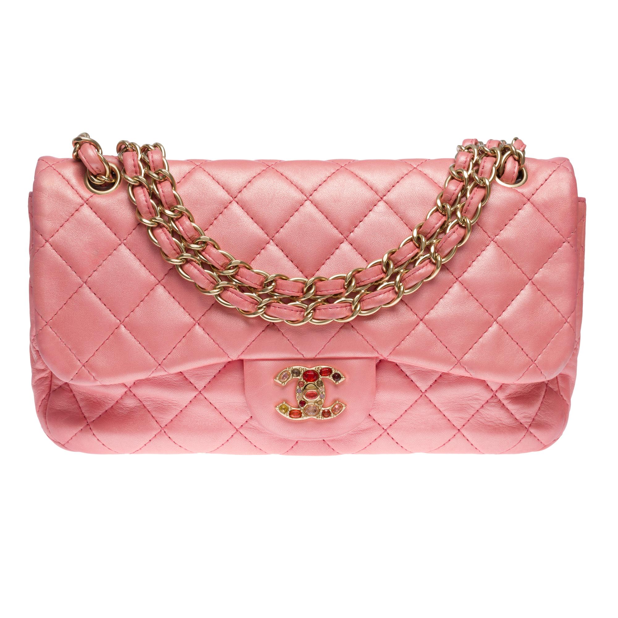 Gorgeous Chanel Classic limited edition shoulder flap bag in metallic pink quilted leather, matte gold metal hardware, gold metal chain interlaced with pink leather for a hand or shoulder carry

Flap closure
Single flap
CC in matt gold metal